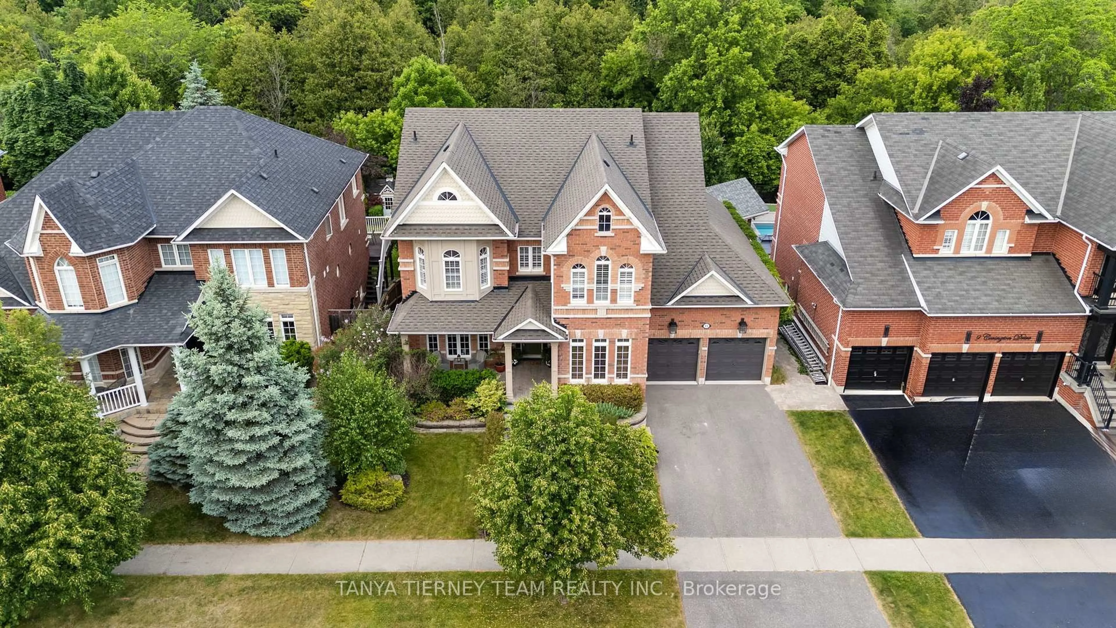 A pic from outside/outdoor area/front of a property/back of a property/a pic from drone, street for 11 Covington Dr, Whitby Ontario L1M 2K6