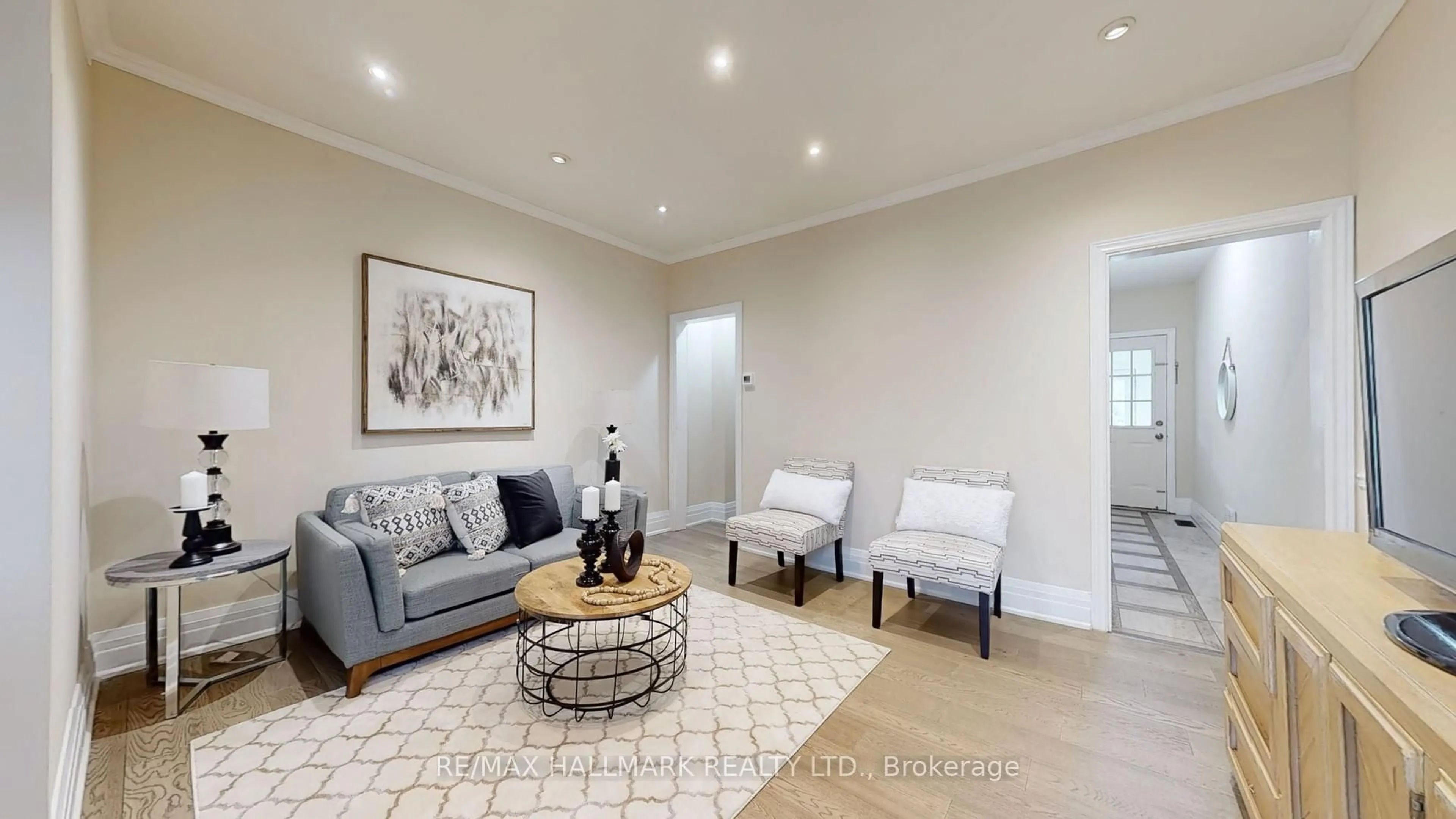 Living room with furniture, unknown for 1115 Woodbine Ave, Toronto Ontario M4C 4C6