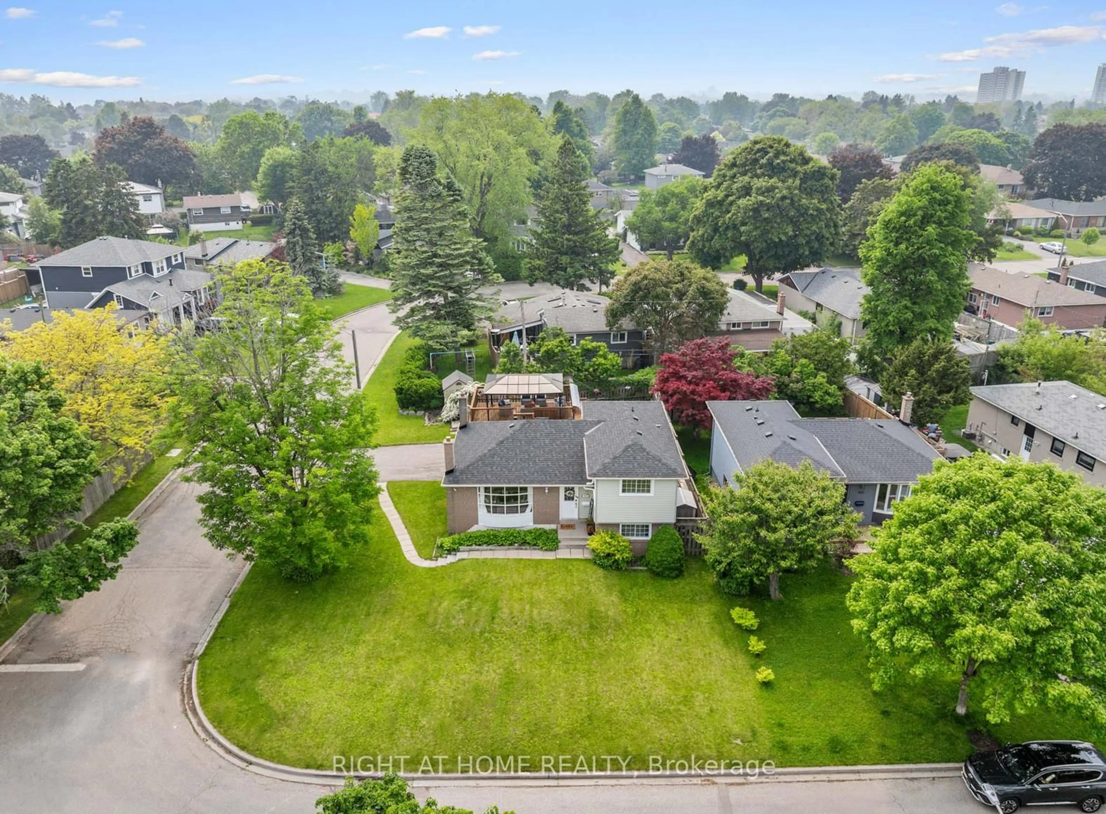 A pic from outside/outdoor area/front of a property/back of a property/a pic from drone, street for 820 Zator Ave, Pickering Ontario L1W 1Y1