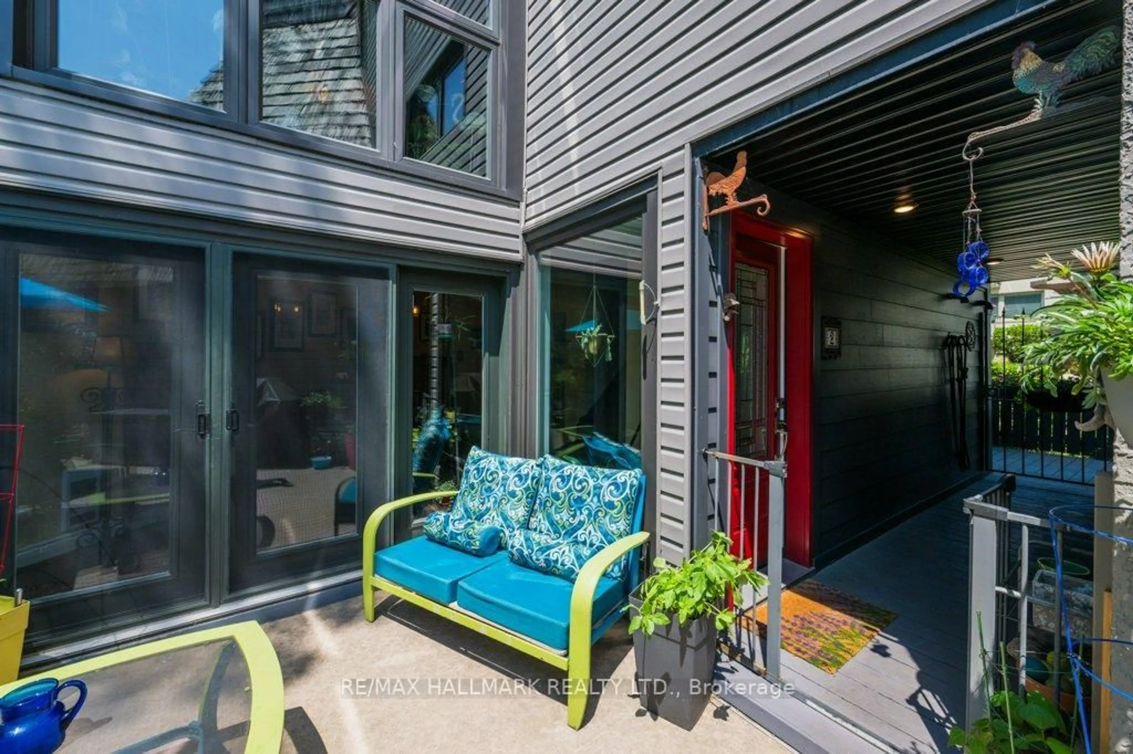 Patio, street for 2366 Queen St #2, Toronto Ontario M4E 1H4
