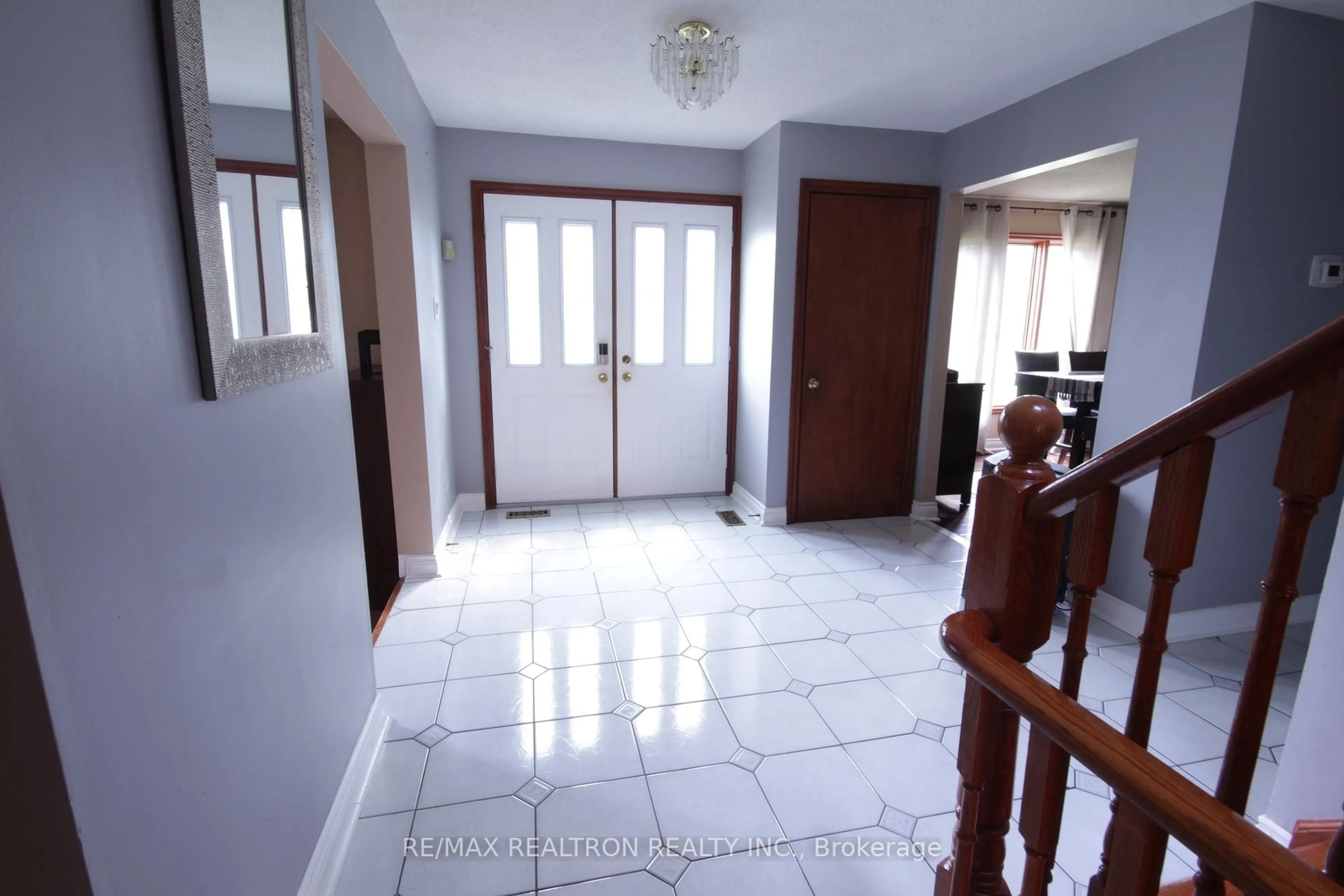 Indoor foyer for 309 Rouge Hills Dr, Toronto Ontario M1C 2Z2