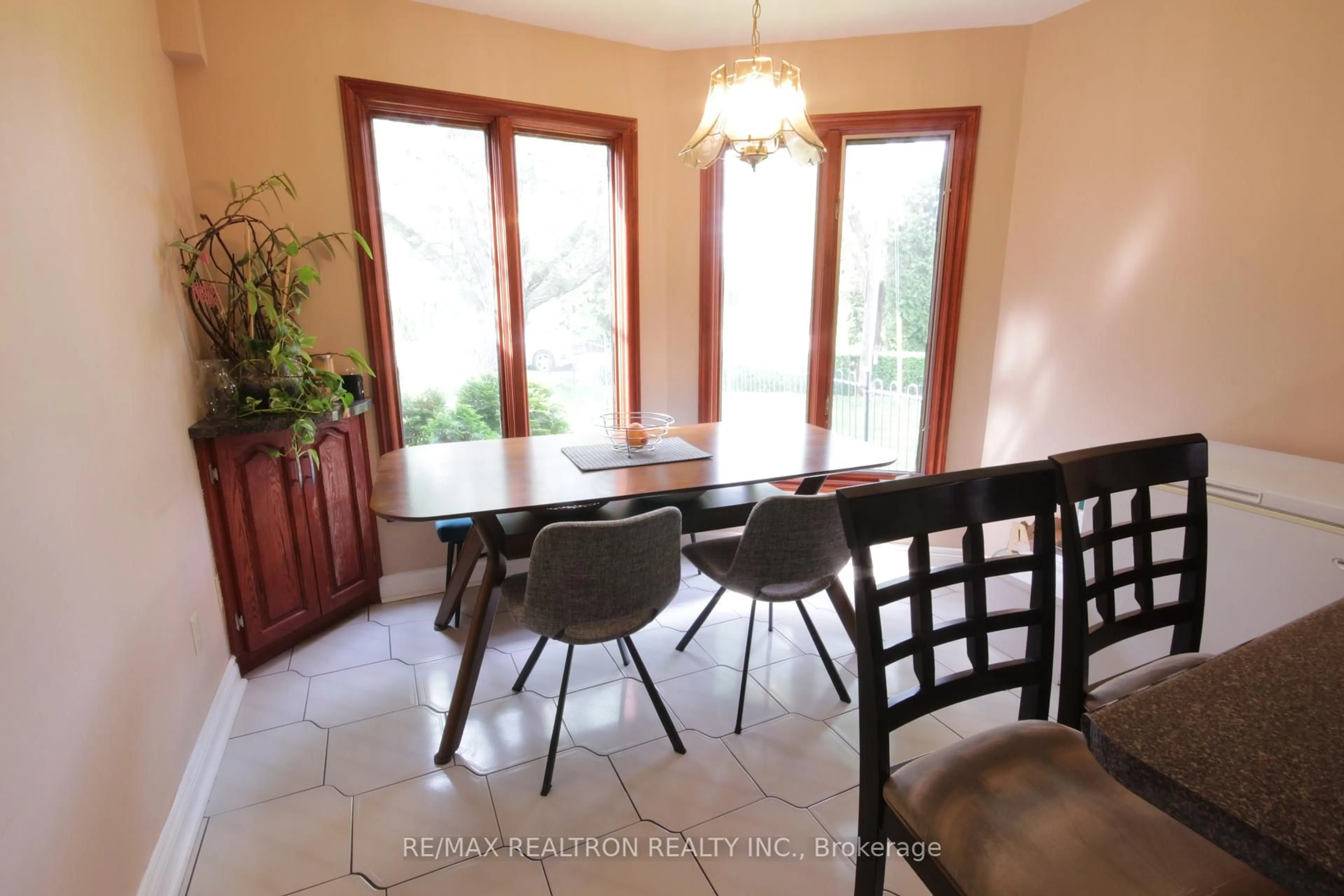 Dining room, ceramic/tile floor for 309 Rouge Hills Dr, Toronto Ontario M1C 2Z2