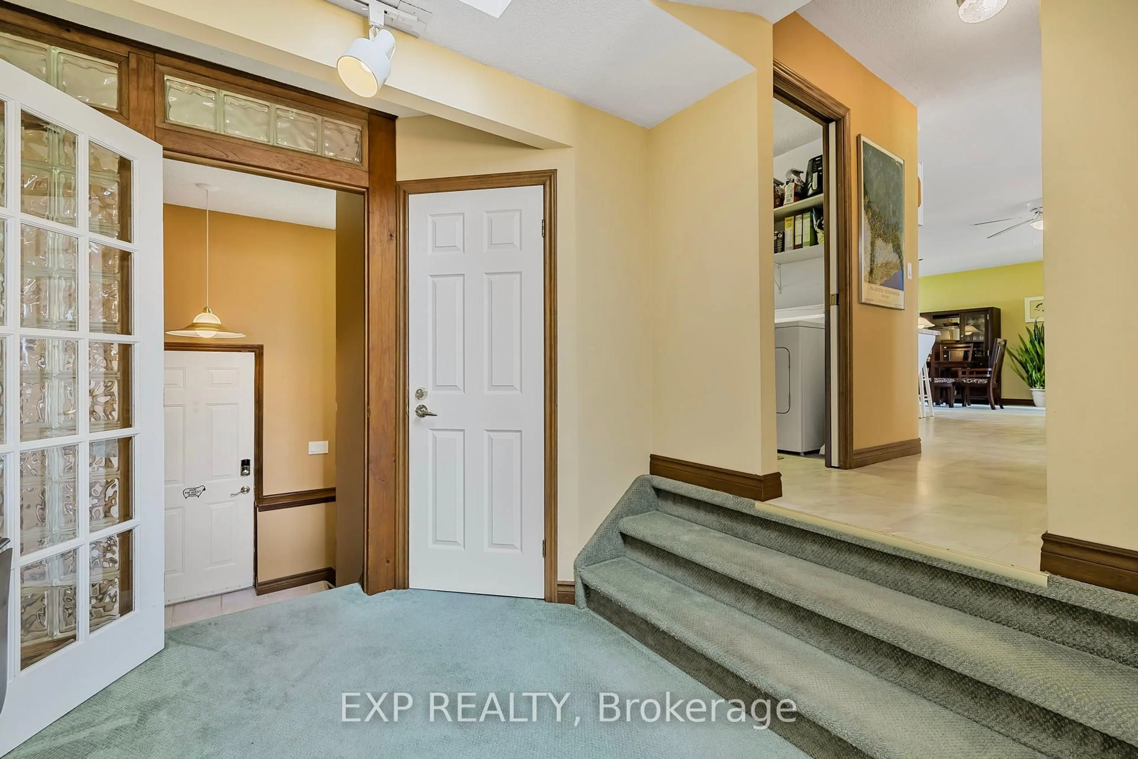 Indoor entryway for 359 Aldred Dr, Scugog Ontario L9L 1B6