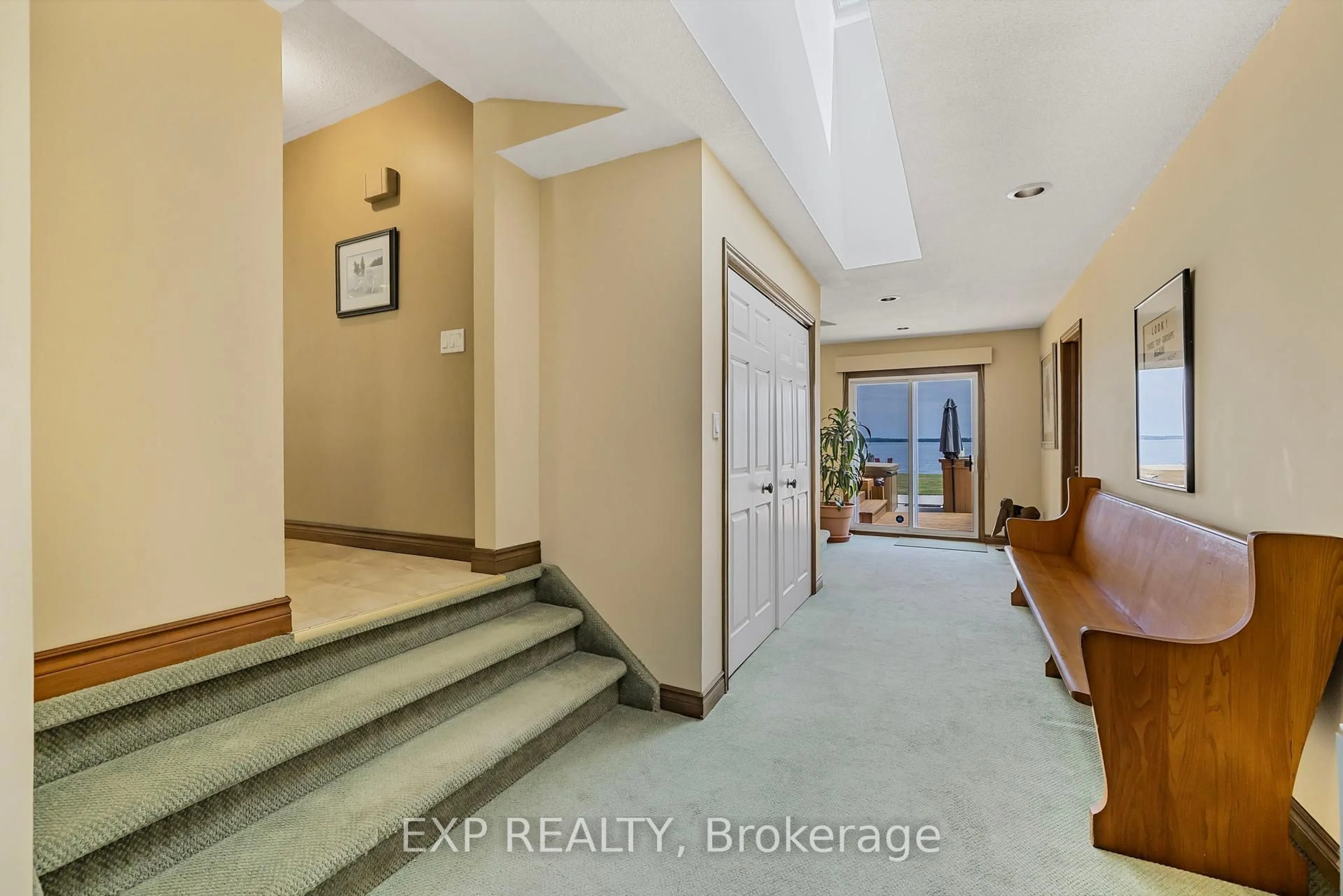 Indoor foyer for 359 Aldred Dr, Scugog Ontario L9L 1B6