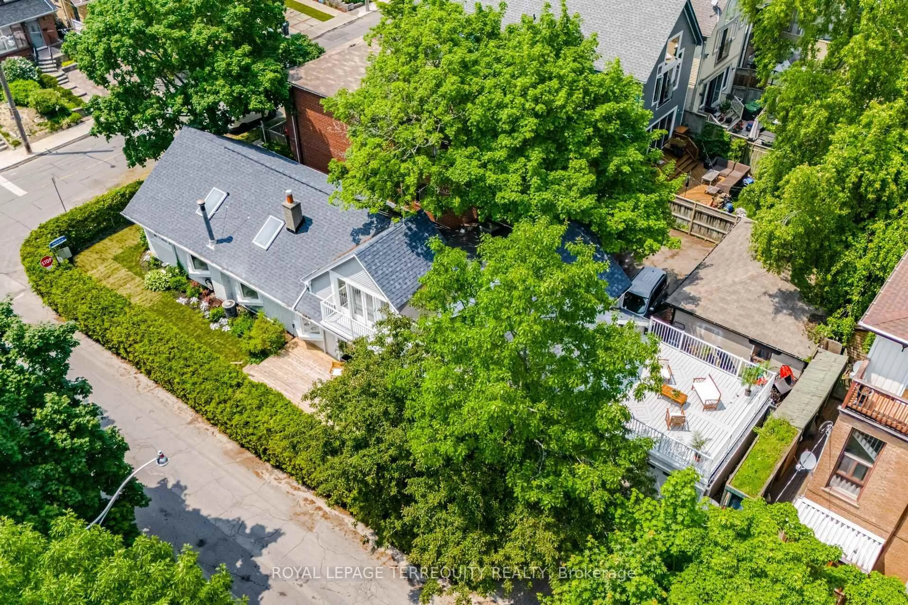 A pic from outside/outdoor area/front of a property/back of a property/a pic from drone, street for 17 Maclean Ave, Toronto Ontario M4E 2Z8