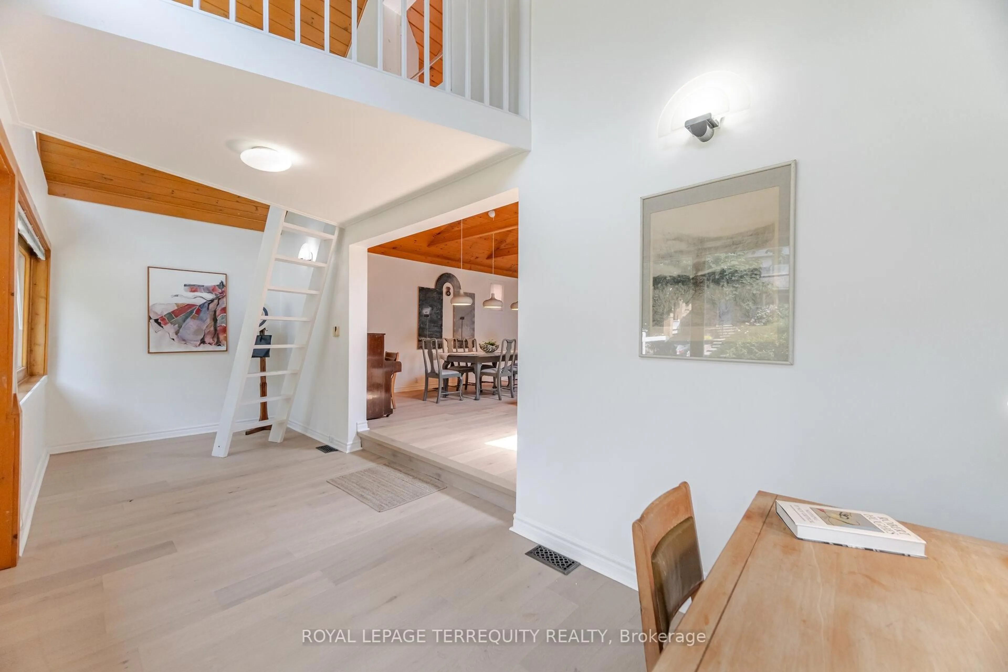 Indoor foyer for 17 Maclean Ave, Toronto Ontario M4E 2Z8