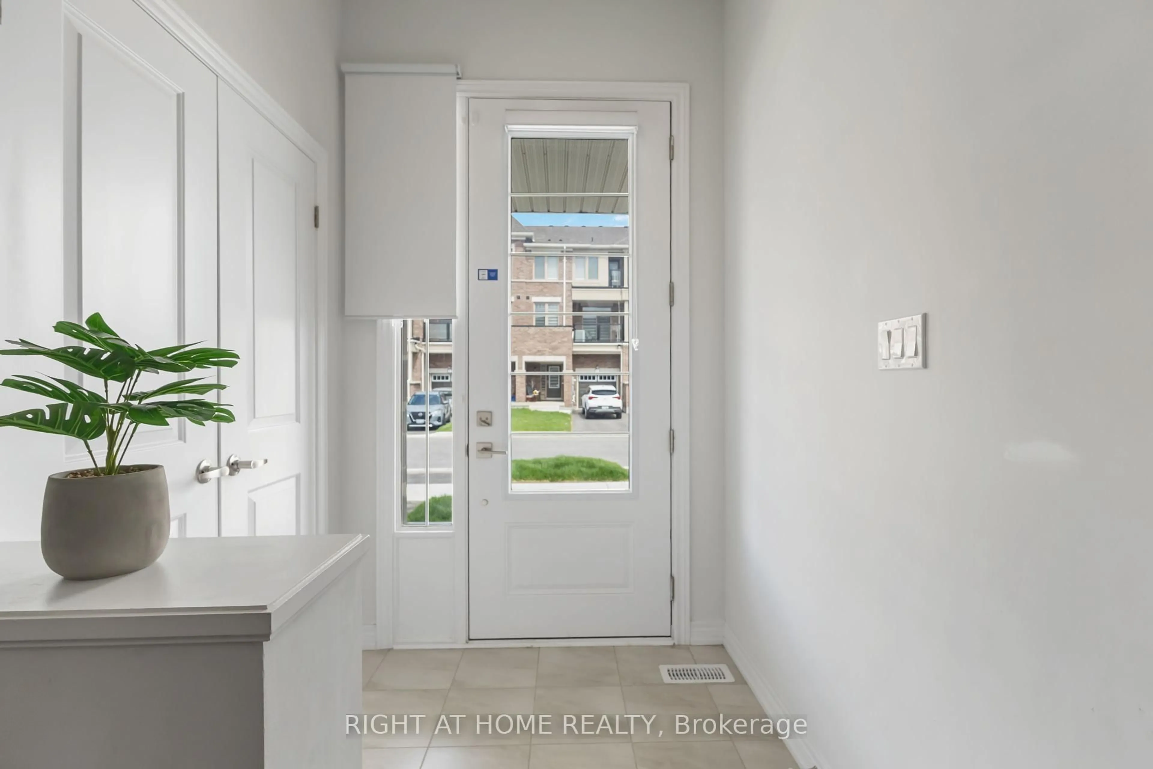 Indoor entryway for 2020 Cameron Lott Cres, Oshawa Ontario L1L 0S1