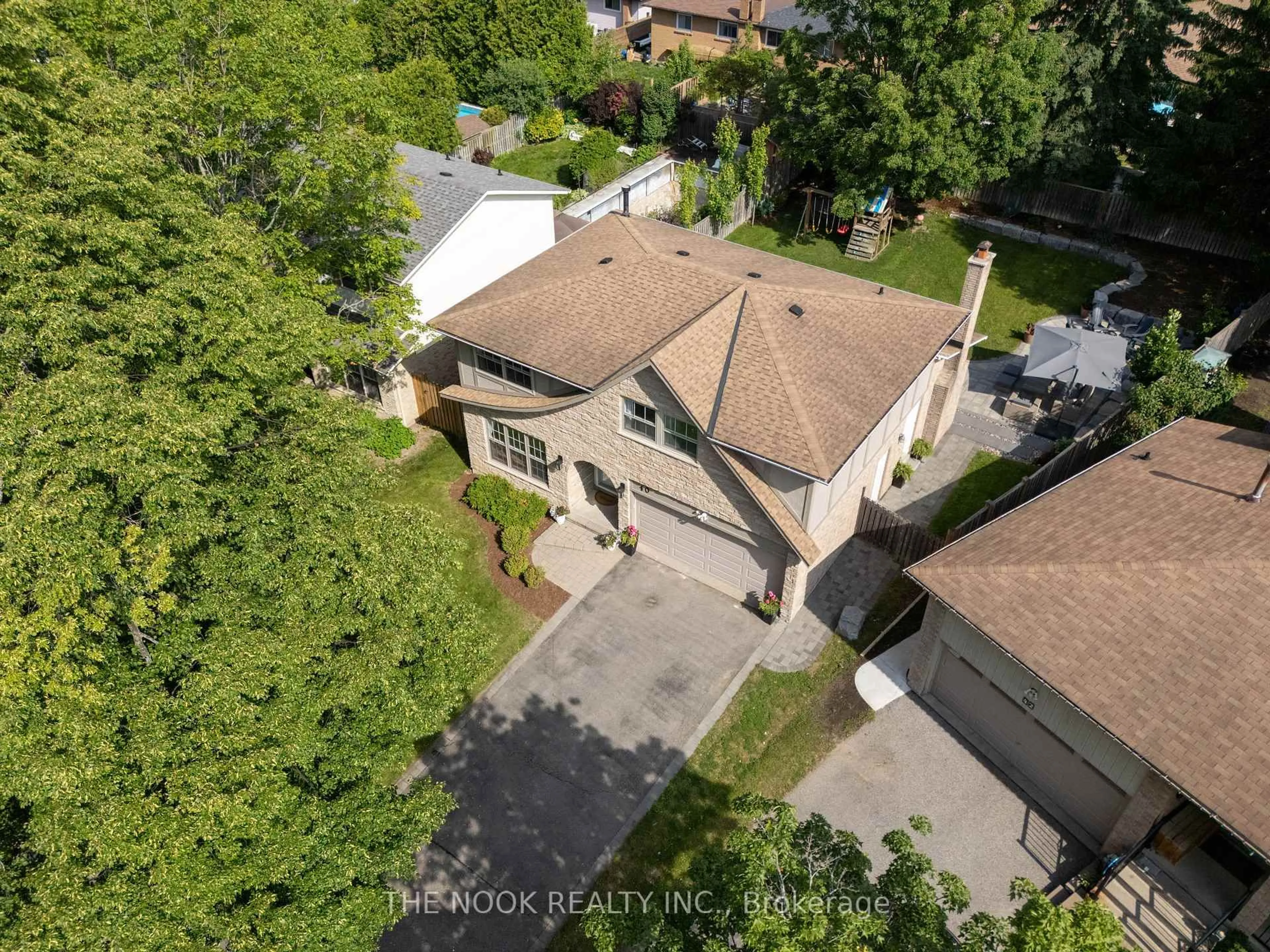 A pic from outside/outdoor area/front of a property/back of a property/a pic from drone, street for 40 Calder Cres, Whitby Ontario L1N 6M3