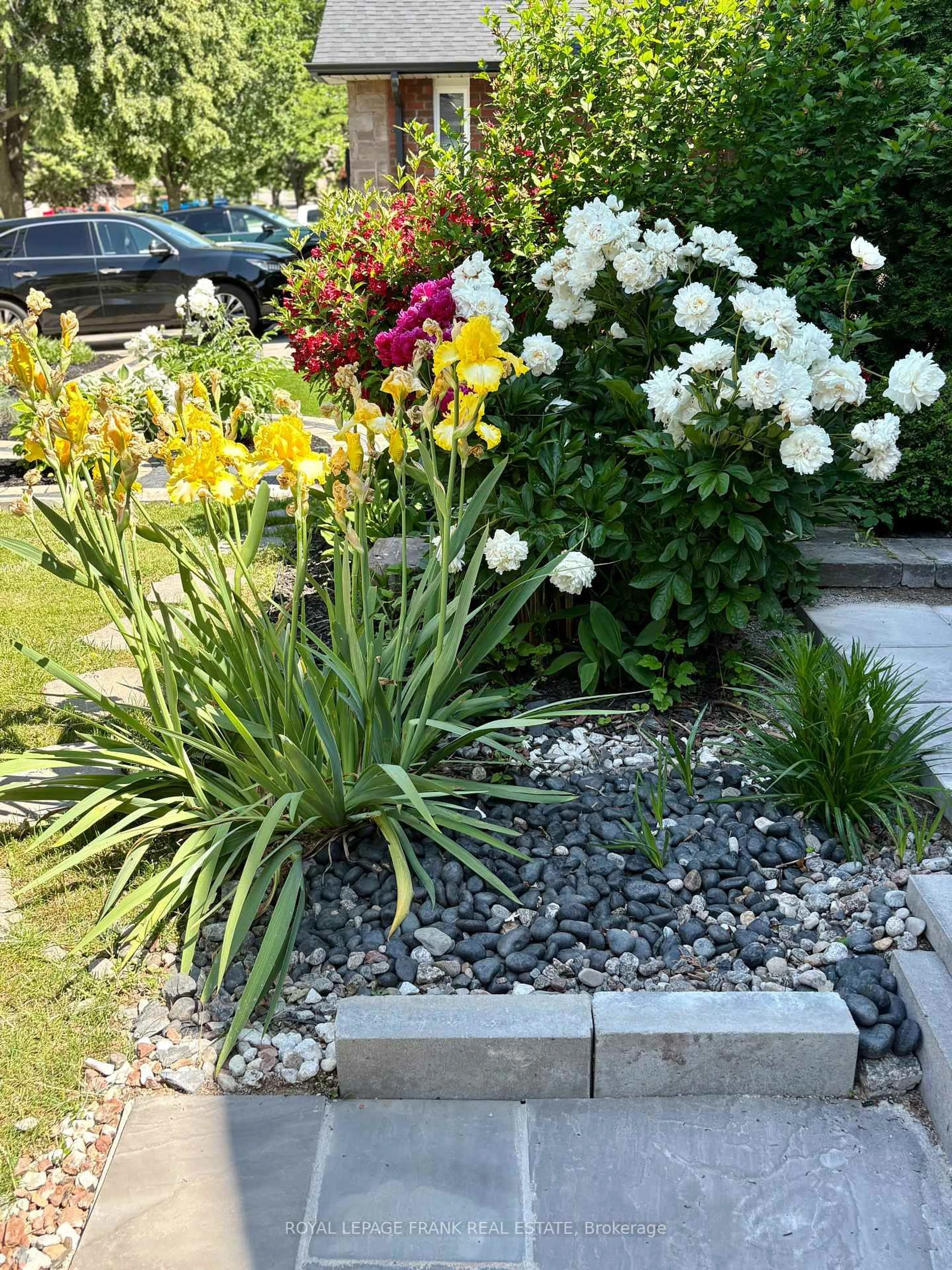 Patio, street for 38 Glen Hill Dr, Whitby Ontario L1N 7A1