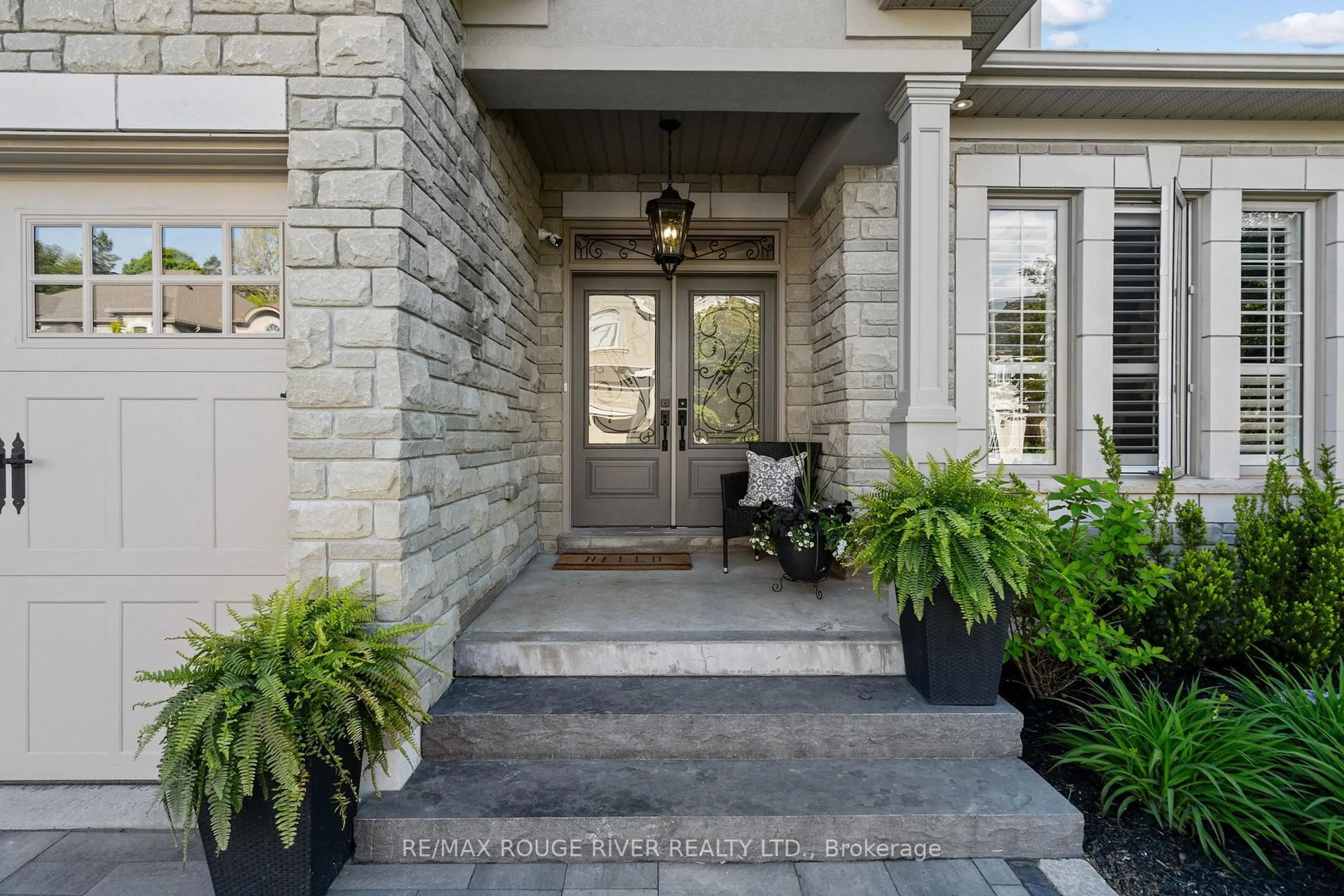 Indoor entryway for 23 Gilchrist Crt, Whitby Ontario L1R 2P3