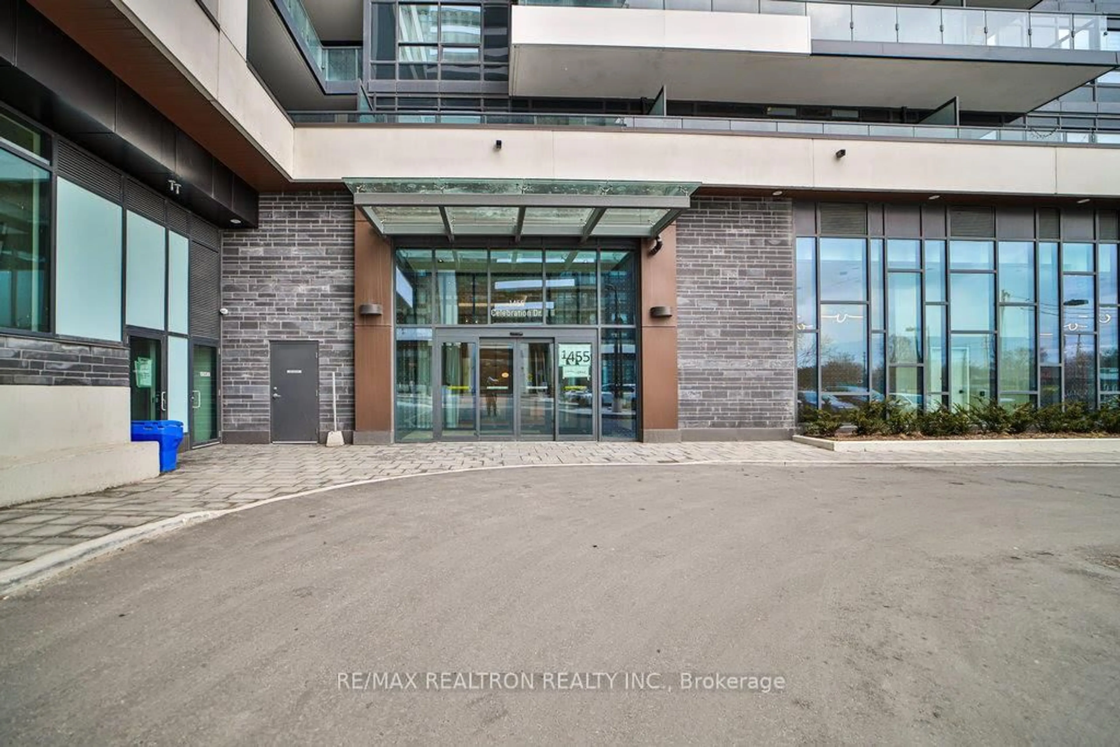 Indoor foyer for 1455 Celebration Dr #1504, Pickering Ontario L1W 0C3