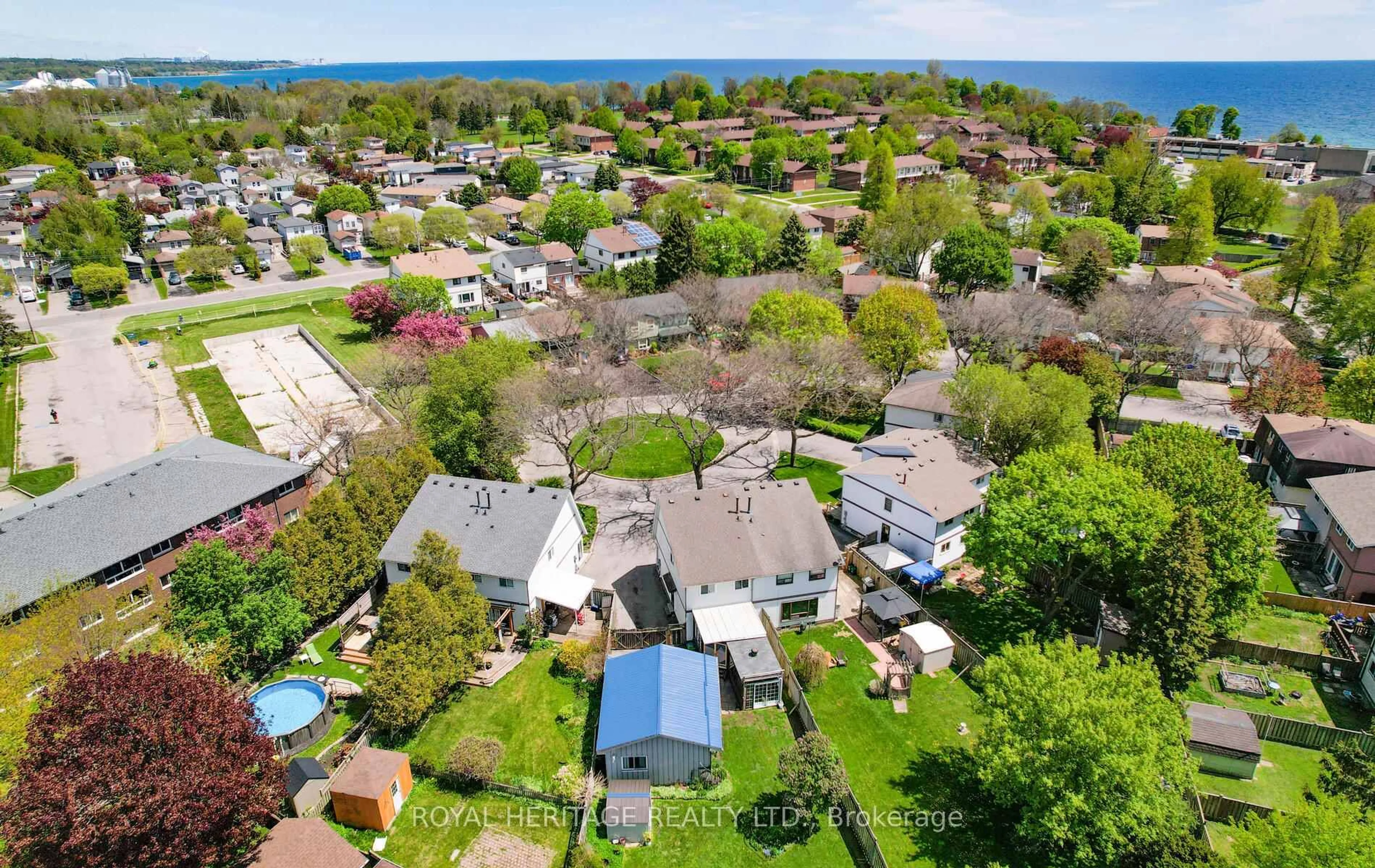 A pic from outside/outdoor area/front of a property/back of a property/a pic from drone, water/lake/river/ocean view for 314 Rondeau Crt, Oshawa Ontario L1J 6N4