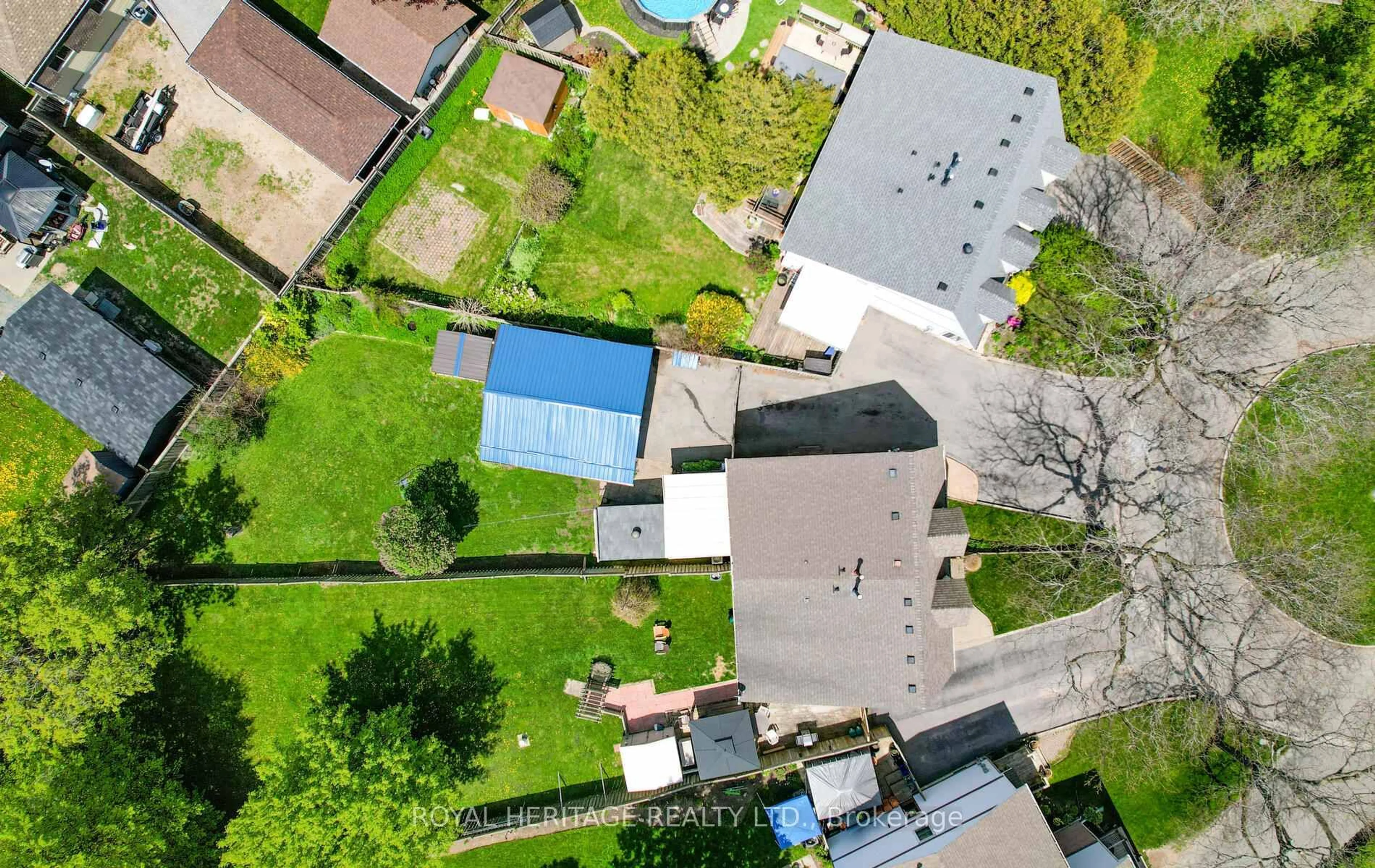 A pic from outside/outdoor area/front of a property/back of a property/a pic from drone, unknown for 314 Rondeau Crt, Oshawa Ontario L1J 6N4