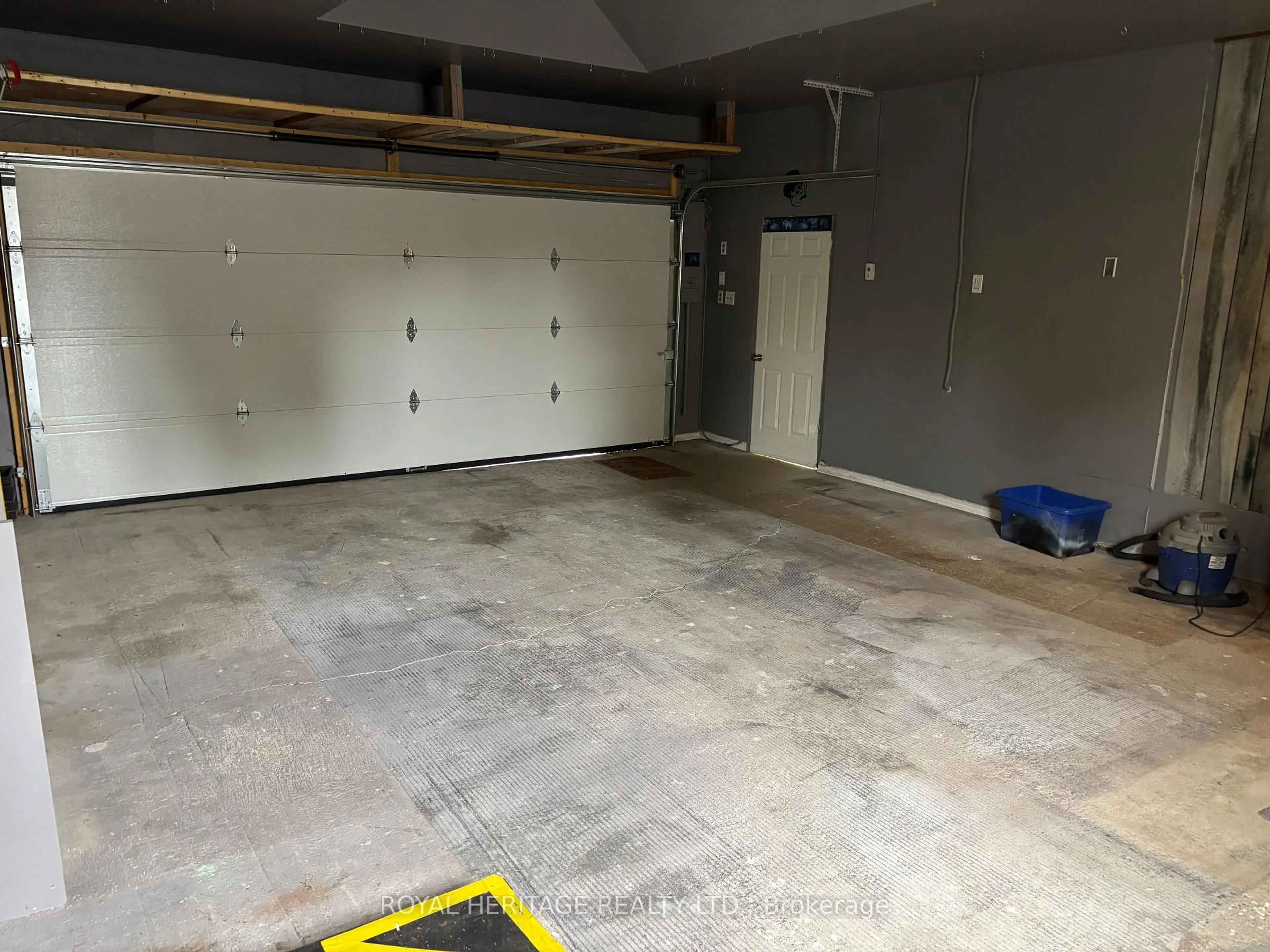 Indoor garage for 314 Rondeau Crt, Oshawa Ontario L1J 6N4