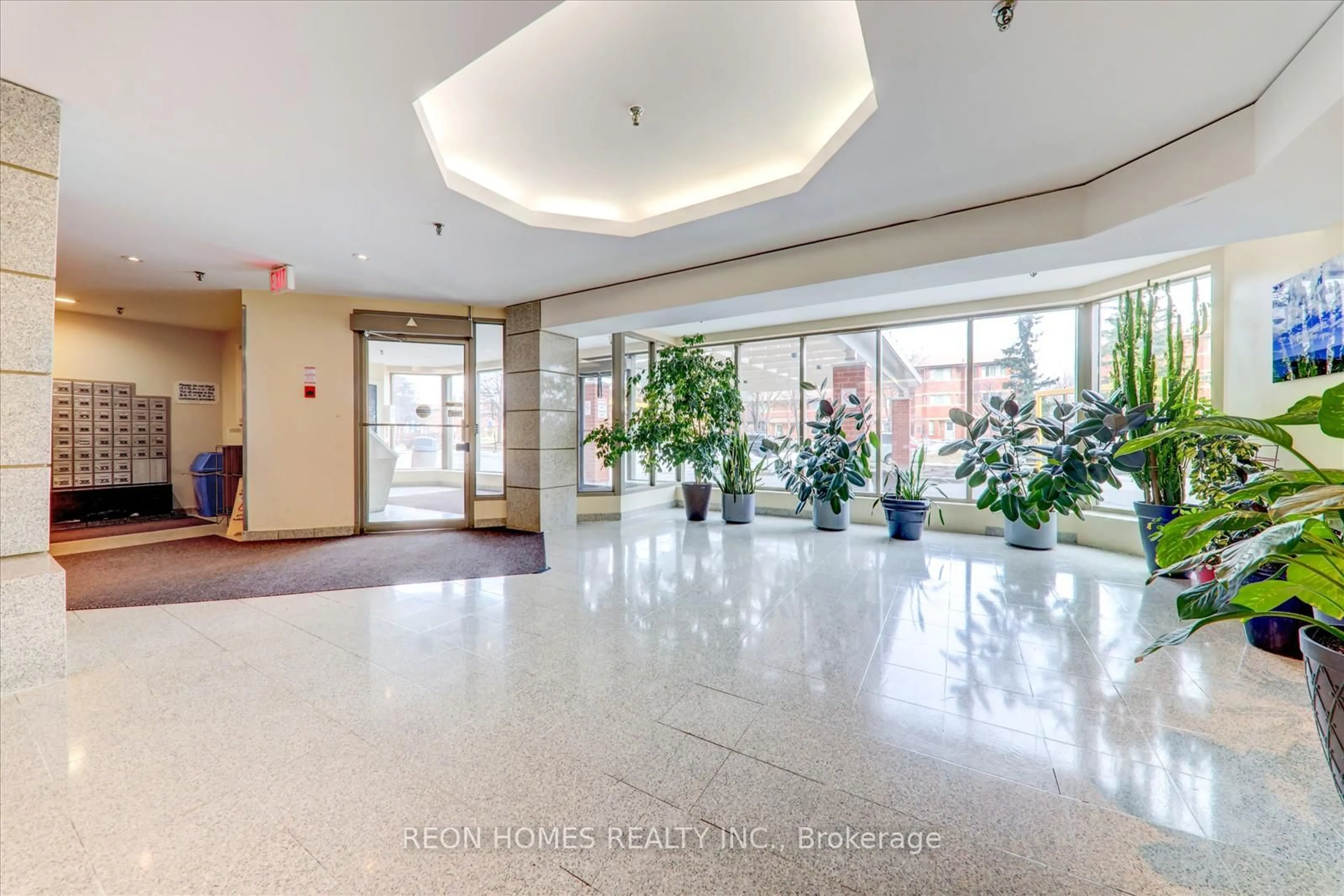 Indoor foyer for 2466 Eglinton Ave #1610, Toronto Ontario M1K 5J8