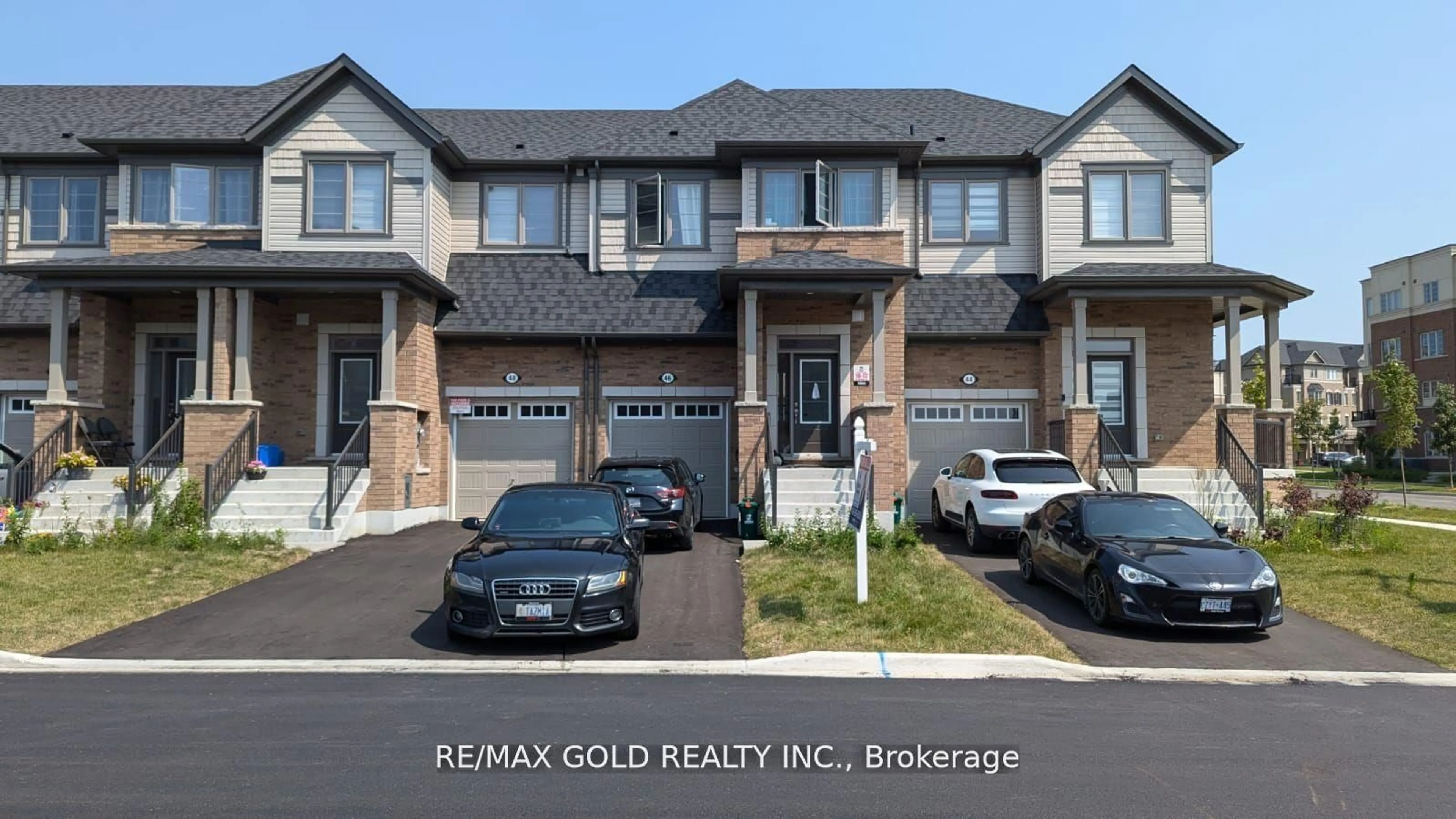 A pic from outside/outdoor area/front of a property/back of a property/a pic from drone, street for 46 Bayardo Dr, Oshawa Ontario L1L 0V2