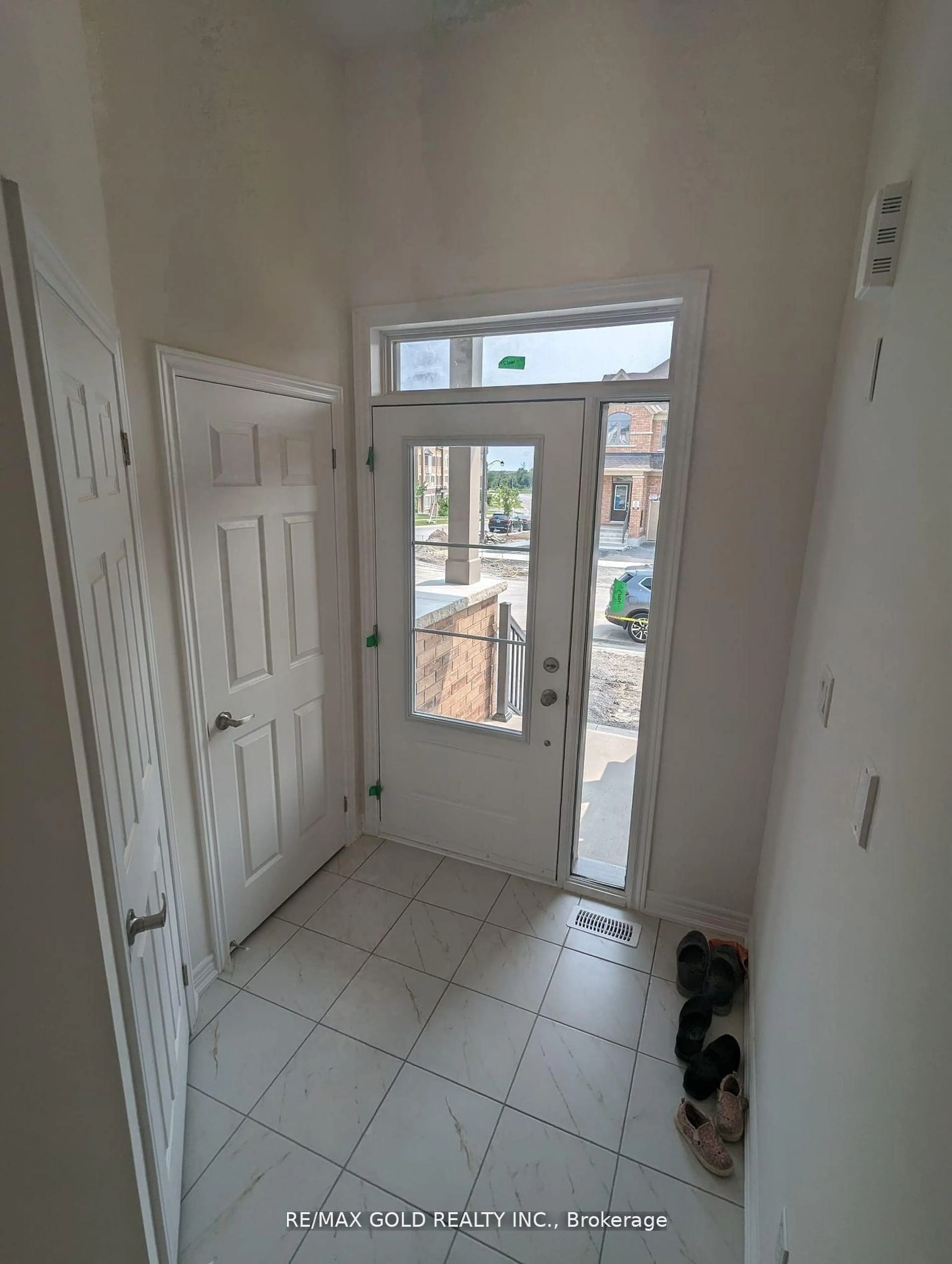 Indoor entryway for 46 Bayardo Dr, Oshawa Ontario L1L 0V2