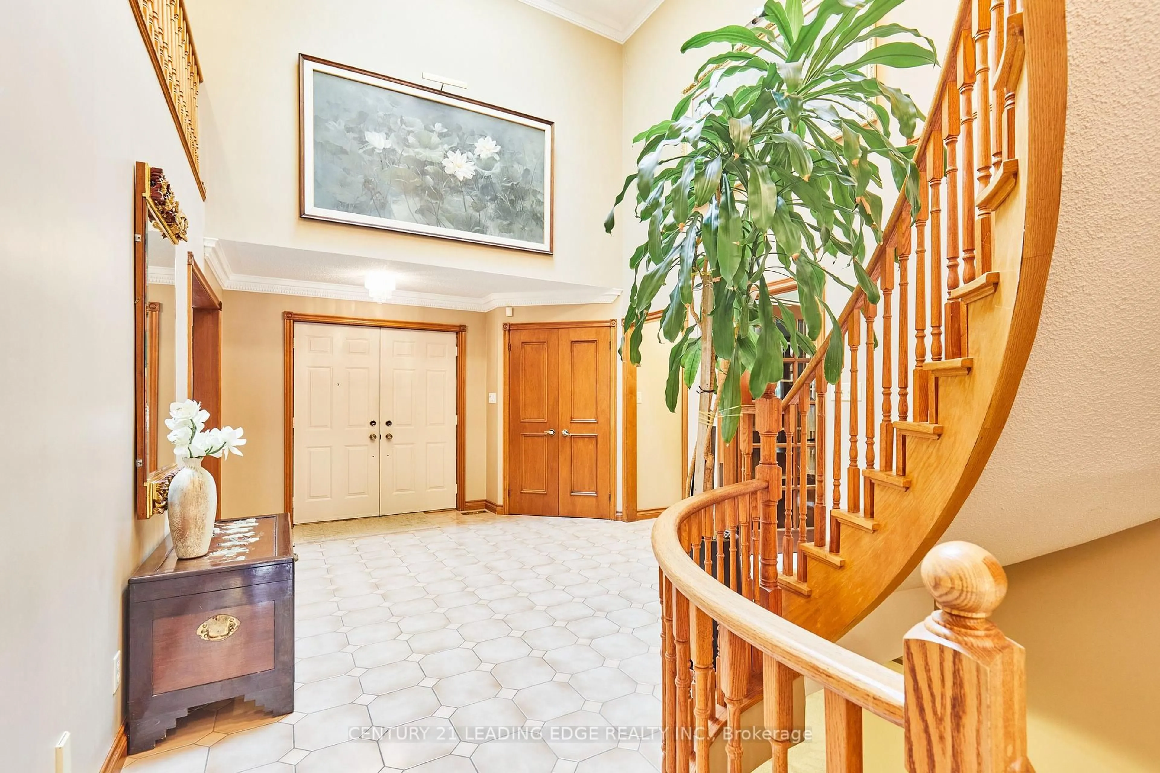 Indoor foyer for 1127 OSHAWA Blvd, Oshawa Ontario L1G 5W2