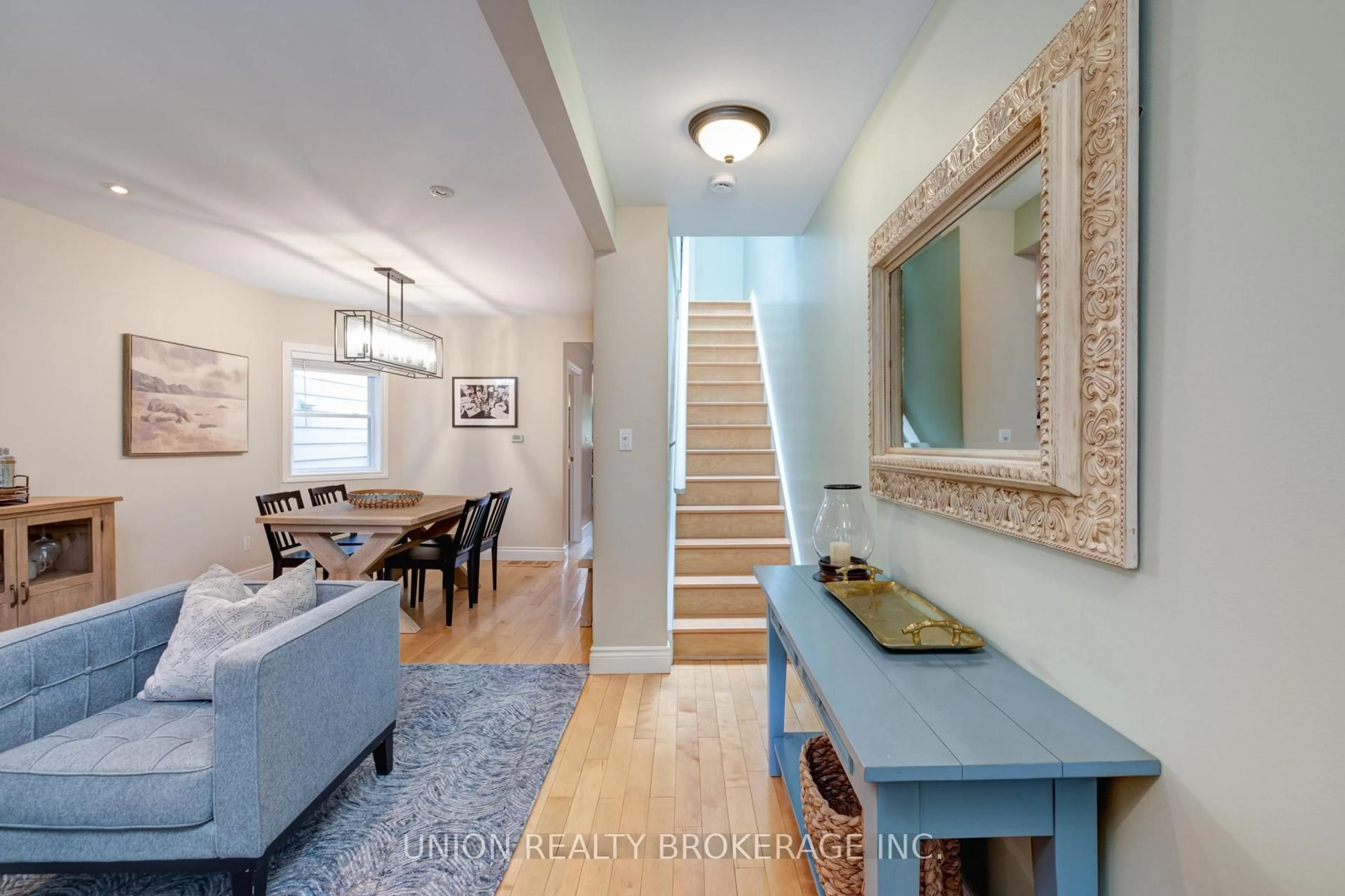 Indoor entryway for 180 Bellefair Ave, Toronto Ontario M4L 3T9