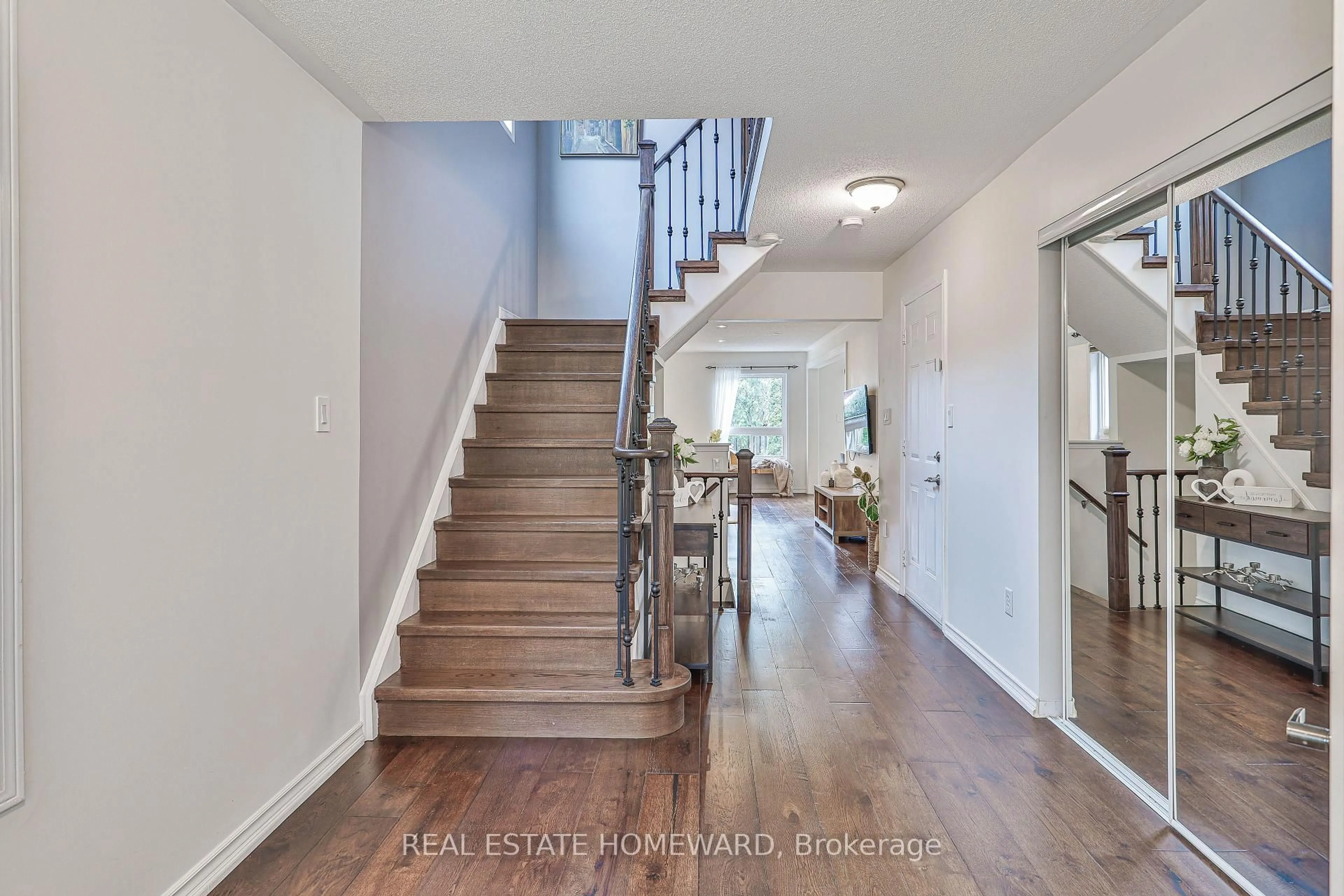 Unknown for 19 Rampart Cres, Whitby Ontario L1P 1T5