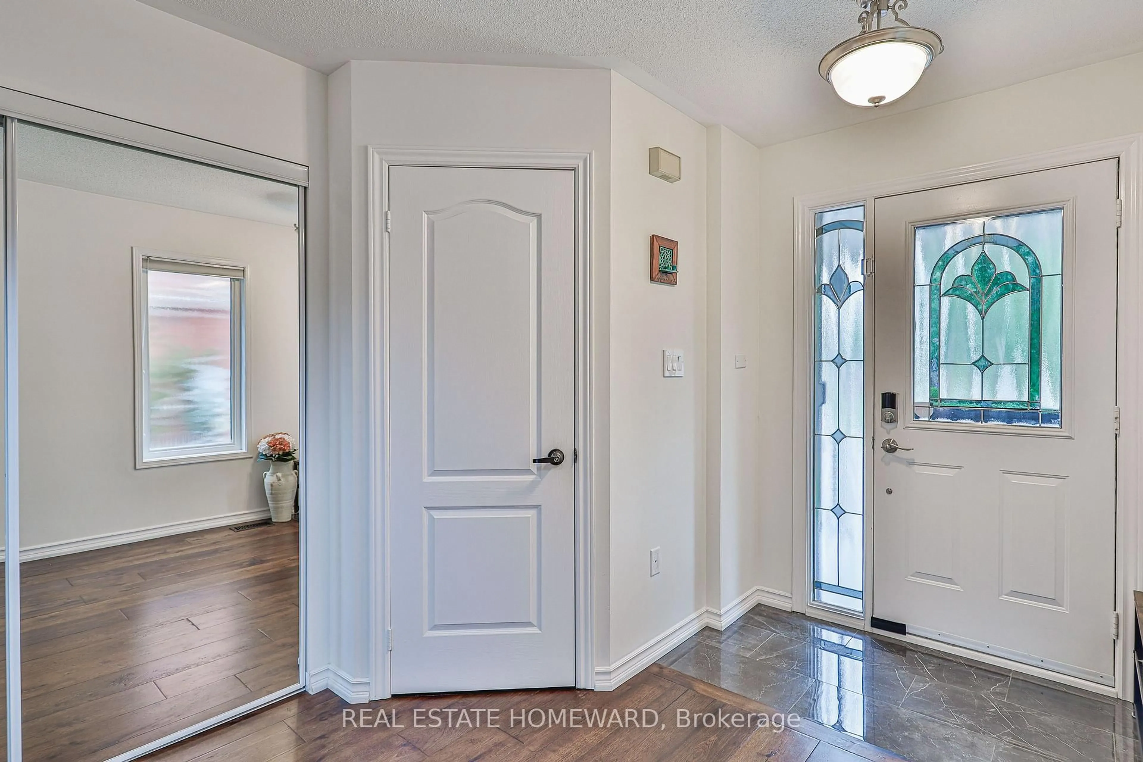 Indoor entryway for 19 Rampart Cres, Whitby Ontario L1P 1T5