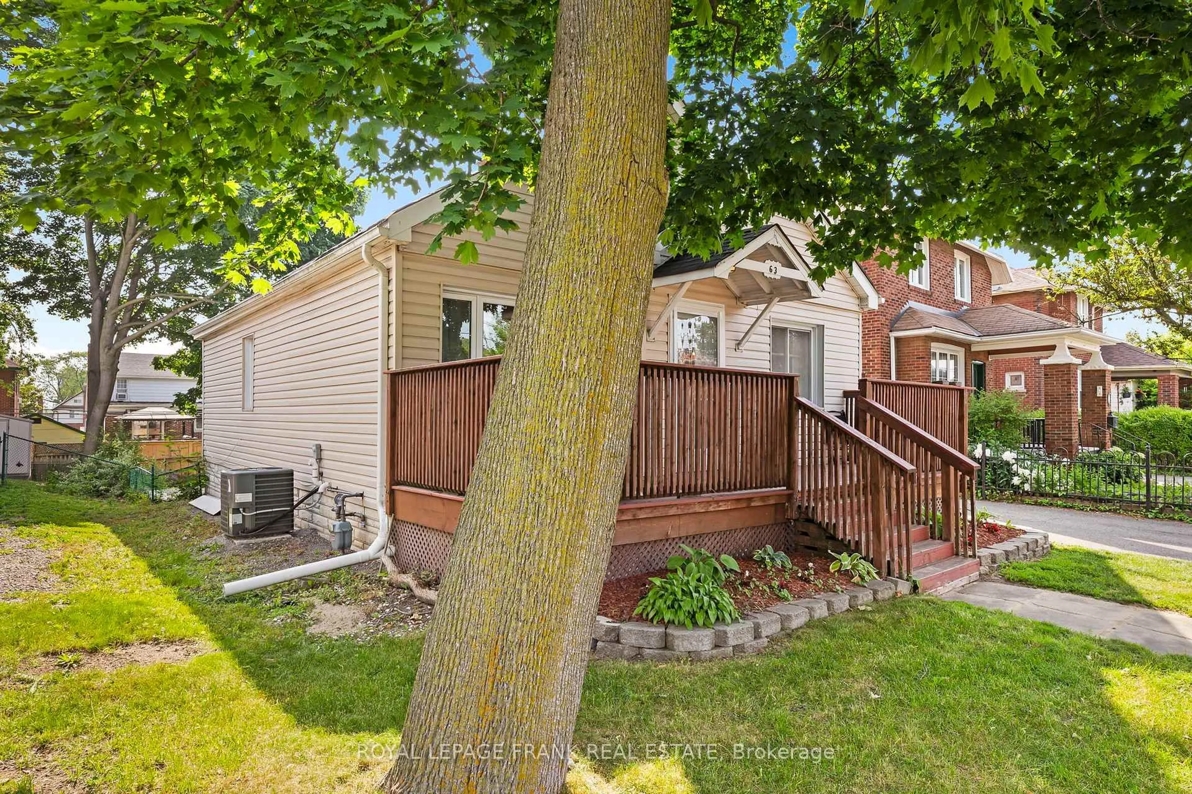 Patio, street for 63 Park Rd, Oshawa Ontario L1J 4K8