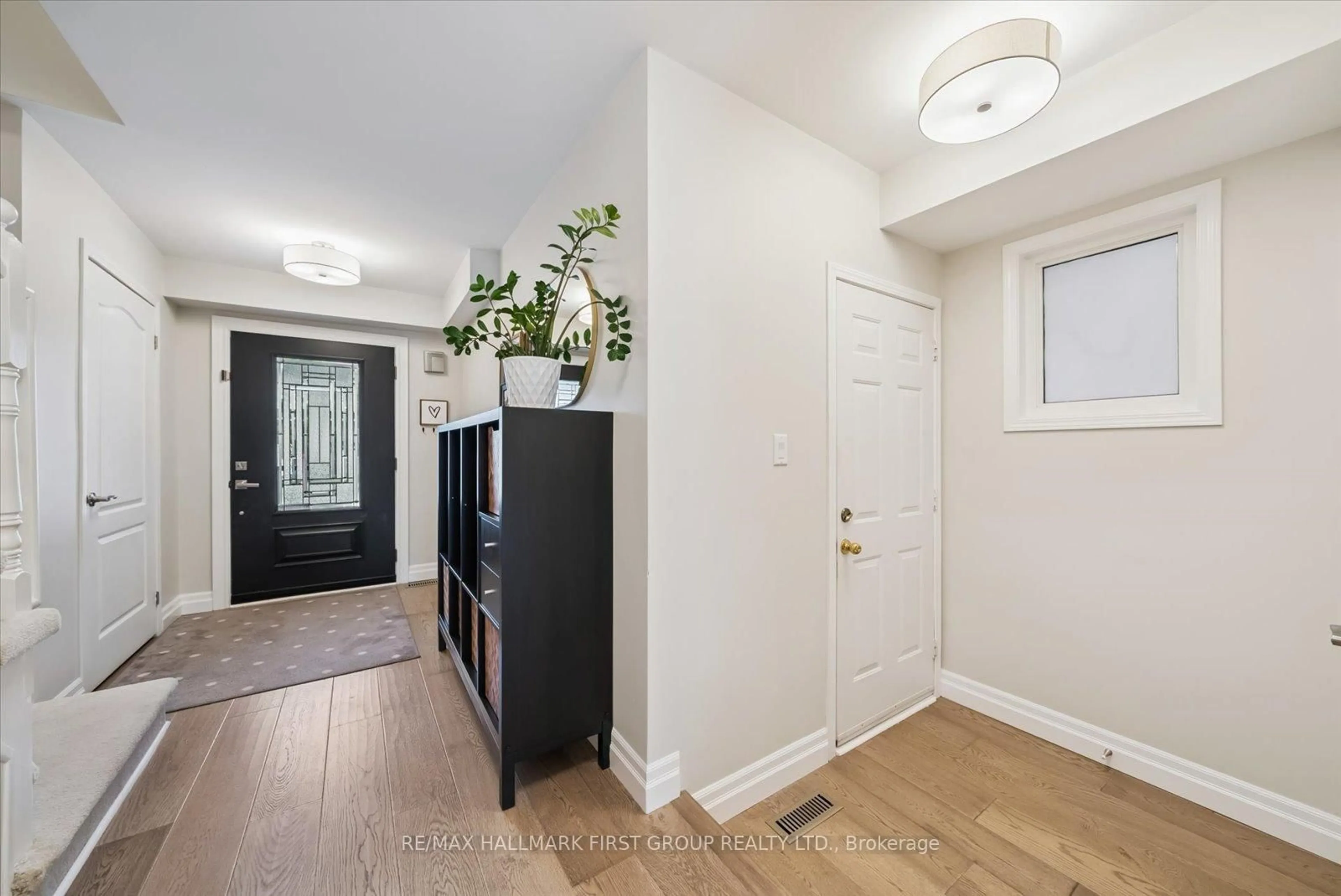 Indoor entryway for 131 Kirkland Pl, Whitby Ontario L1P 1W8