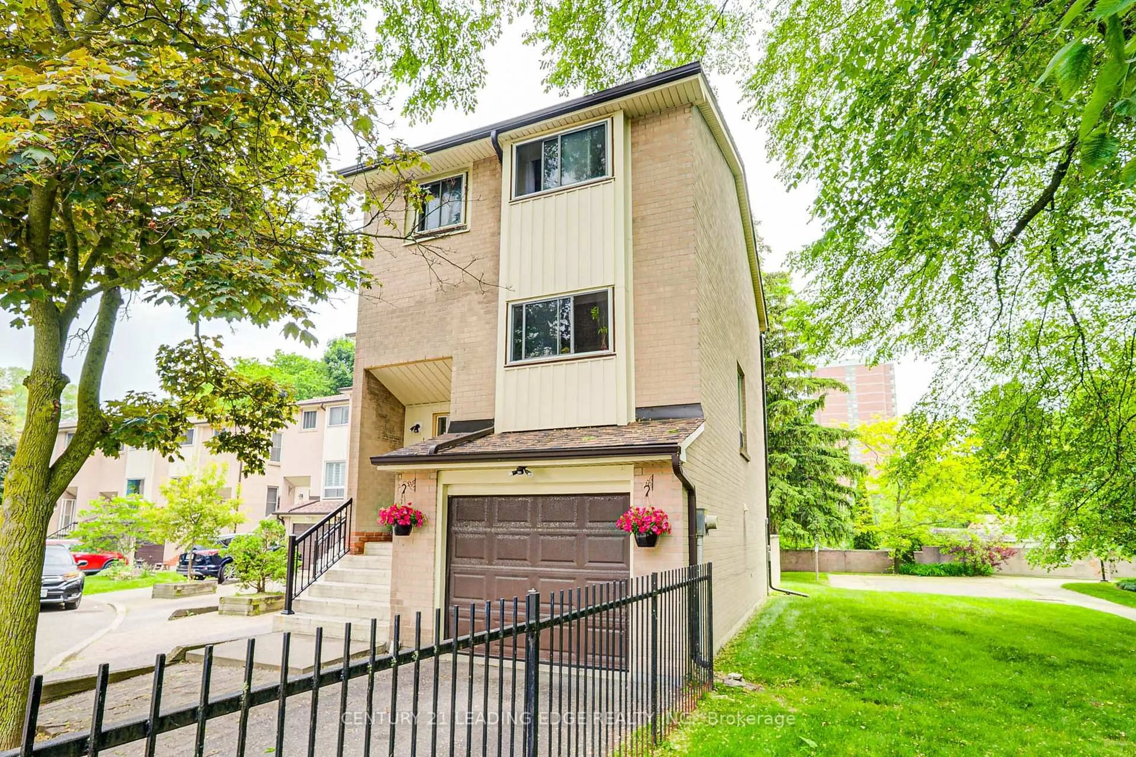 Home with brick exterior material, street for 25 Collinsgrove Rd #109, Toronto Ontario M1E 3S3