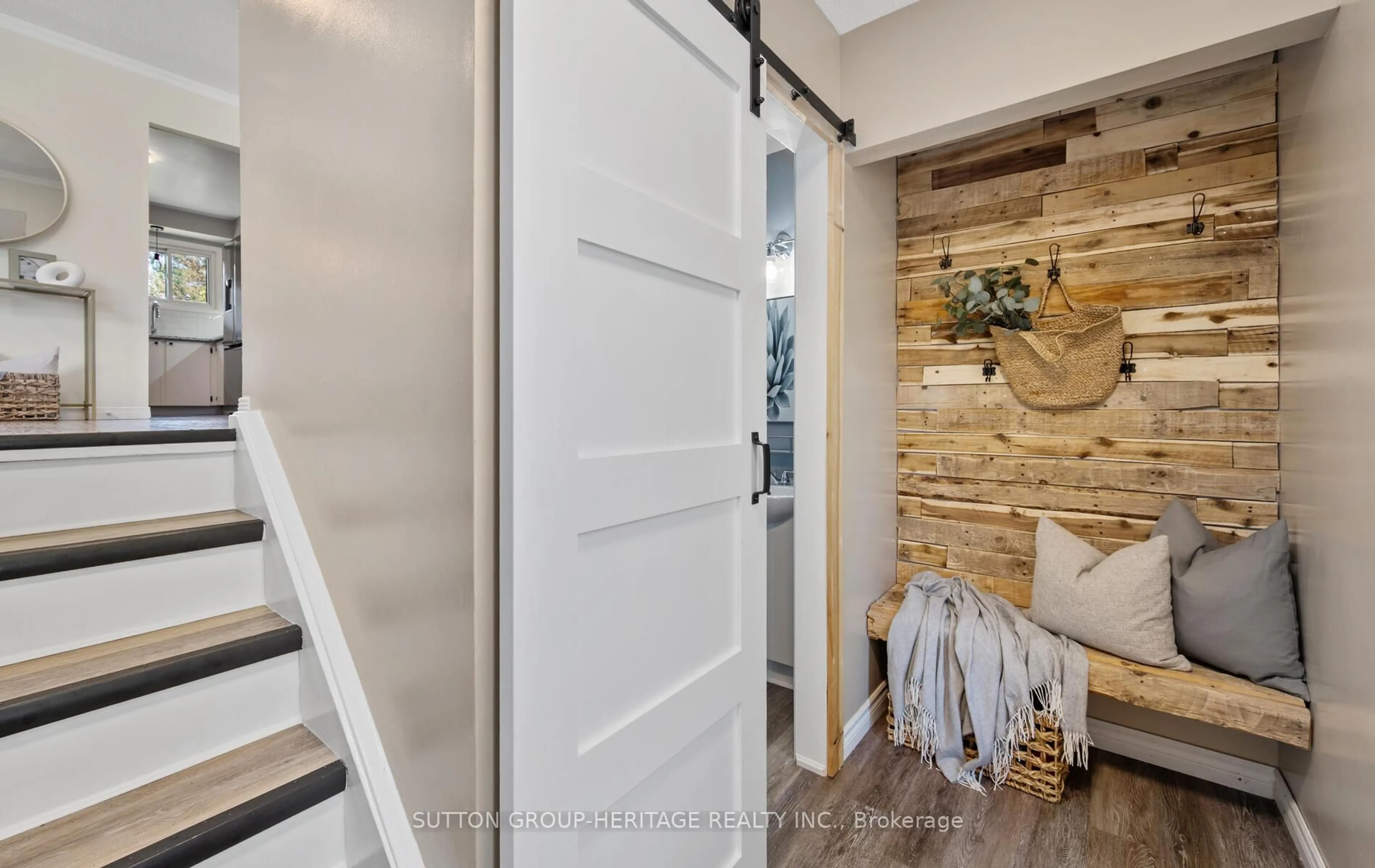 Indoor entryway for 909 King St #32, Oshawa Ontario L1J 2L4