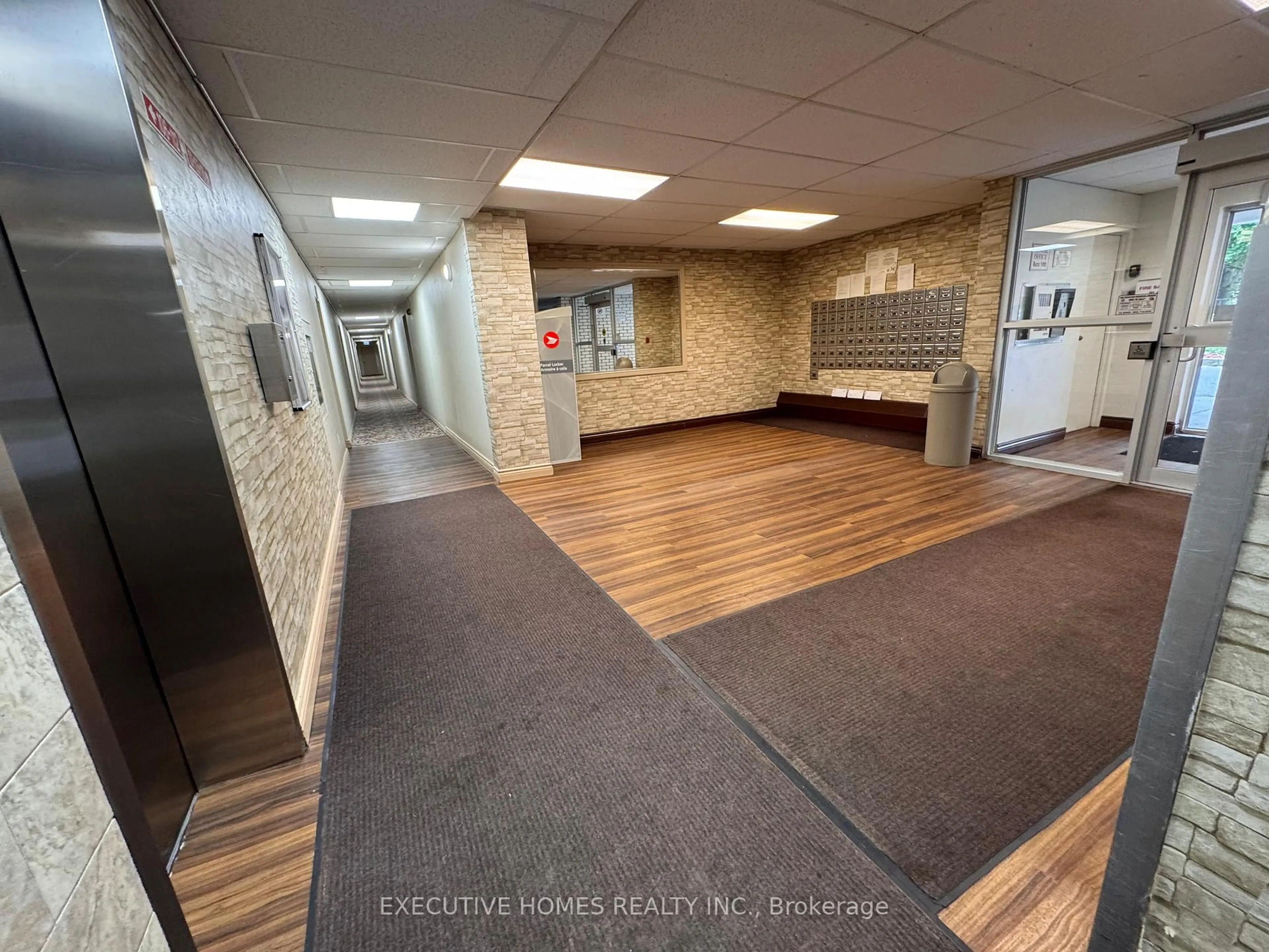 Indoor foyer for 900 Glen St #414, Oshawa Ontario L1J 5Z5