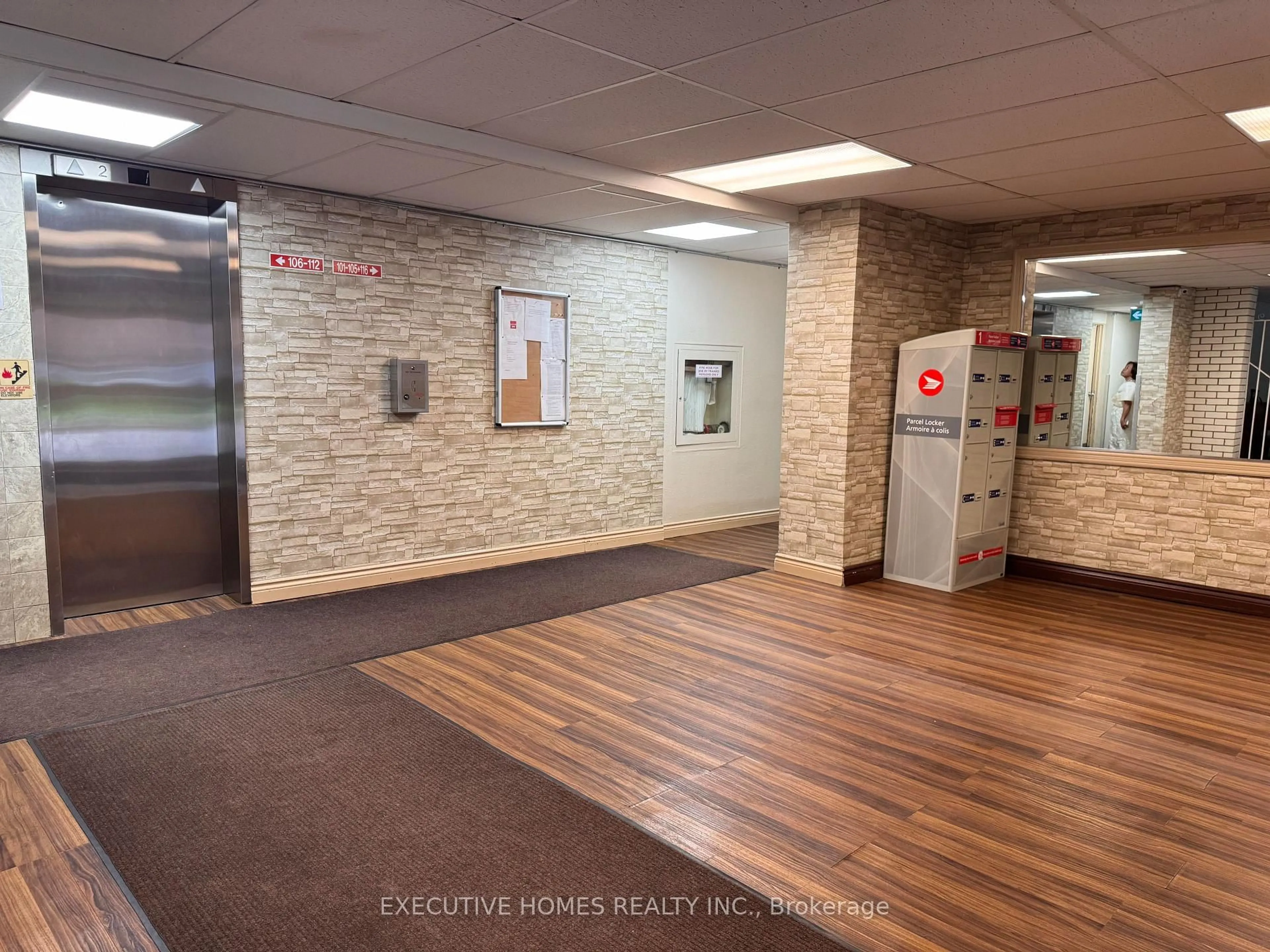 Indoor foyer for 900 Glen St #414, Oshawa Ontario L1J 5Z5