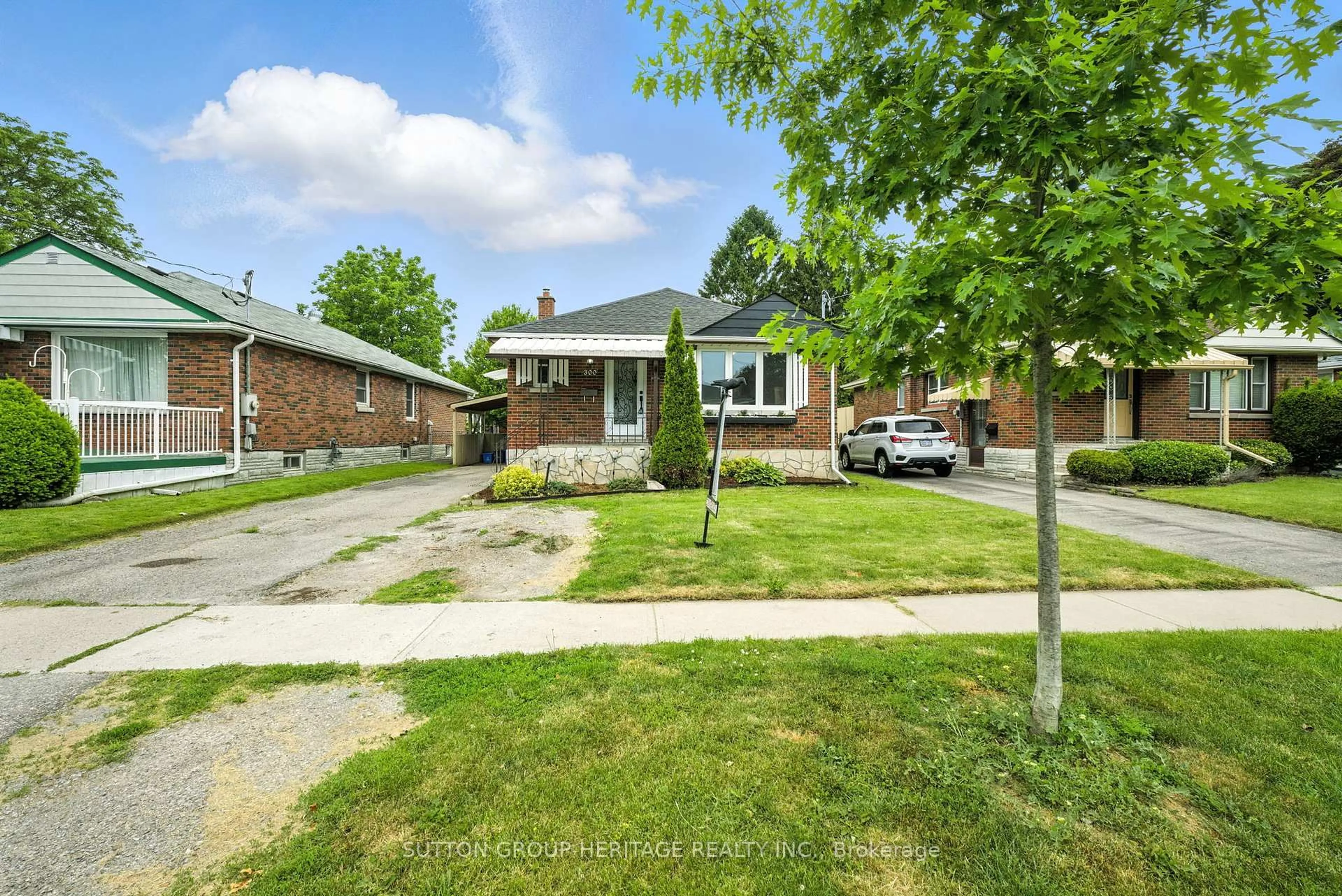 Home with brick exterior material, street for 300 Cadillac Ave, Oshawa Ontario L1H 5Z8