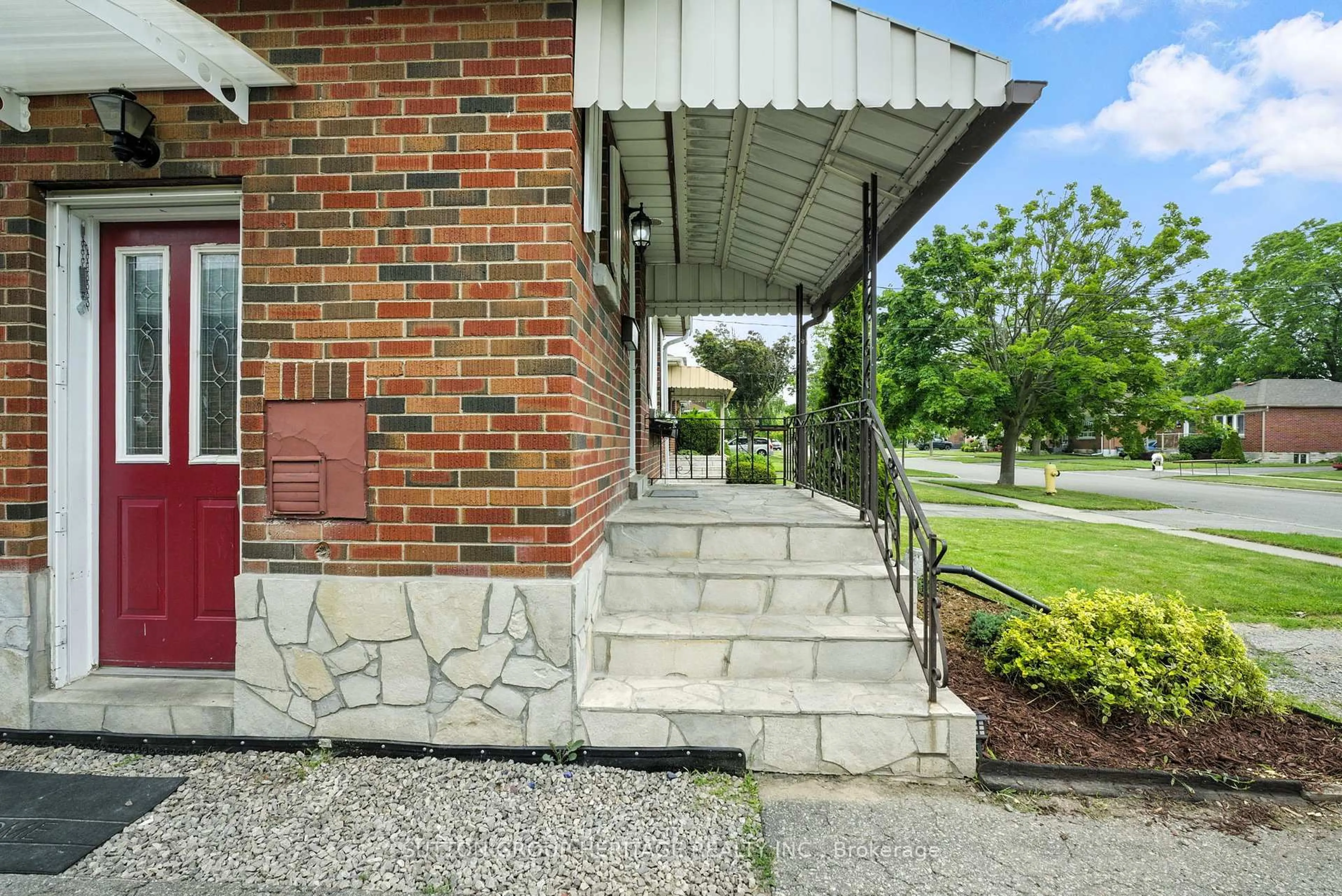 Patio, street for 300 Cadillac Ave, Oshawa Ontario L1H 5Z8