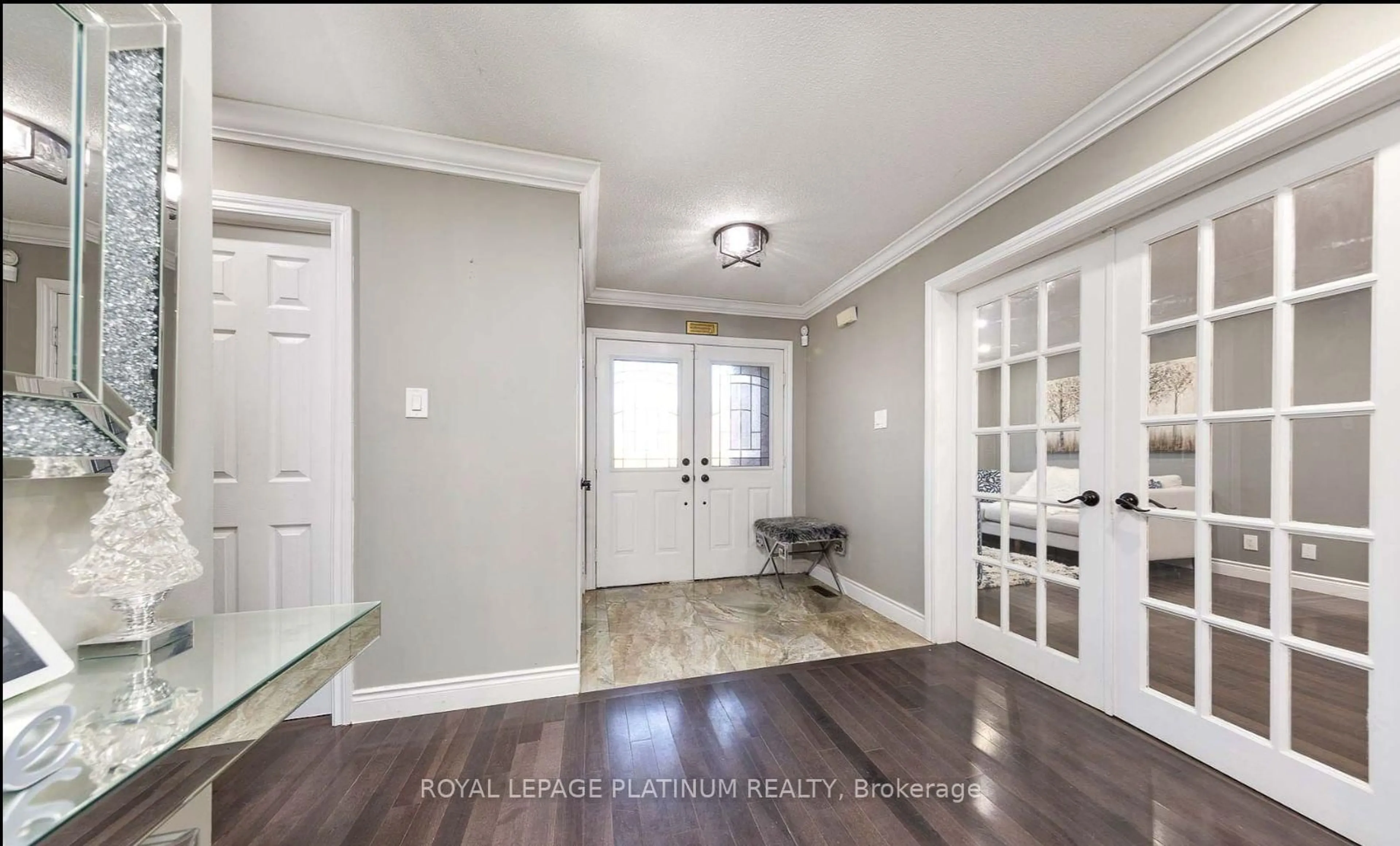 Indoor entryway for 971 Thimbleberry Circ, Oshawa Ontario L1K 2H3