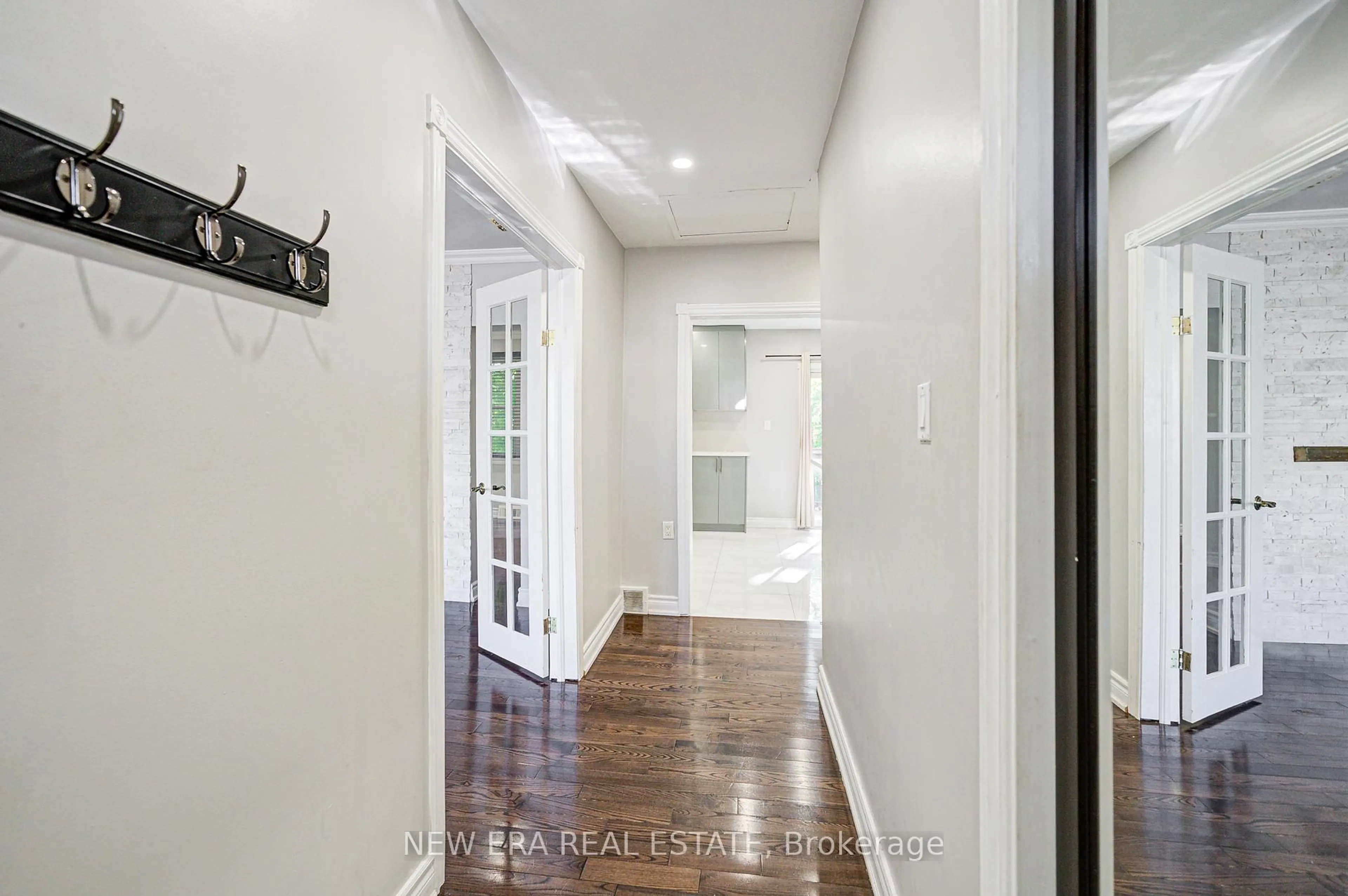 Indoor entryway for 345 Park Rd, Oshawa Ontario L1J 4H6