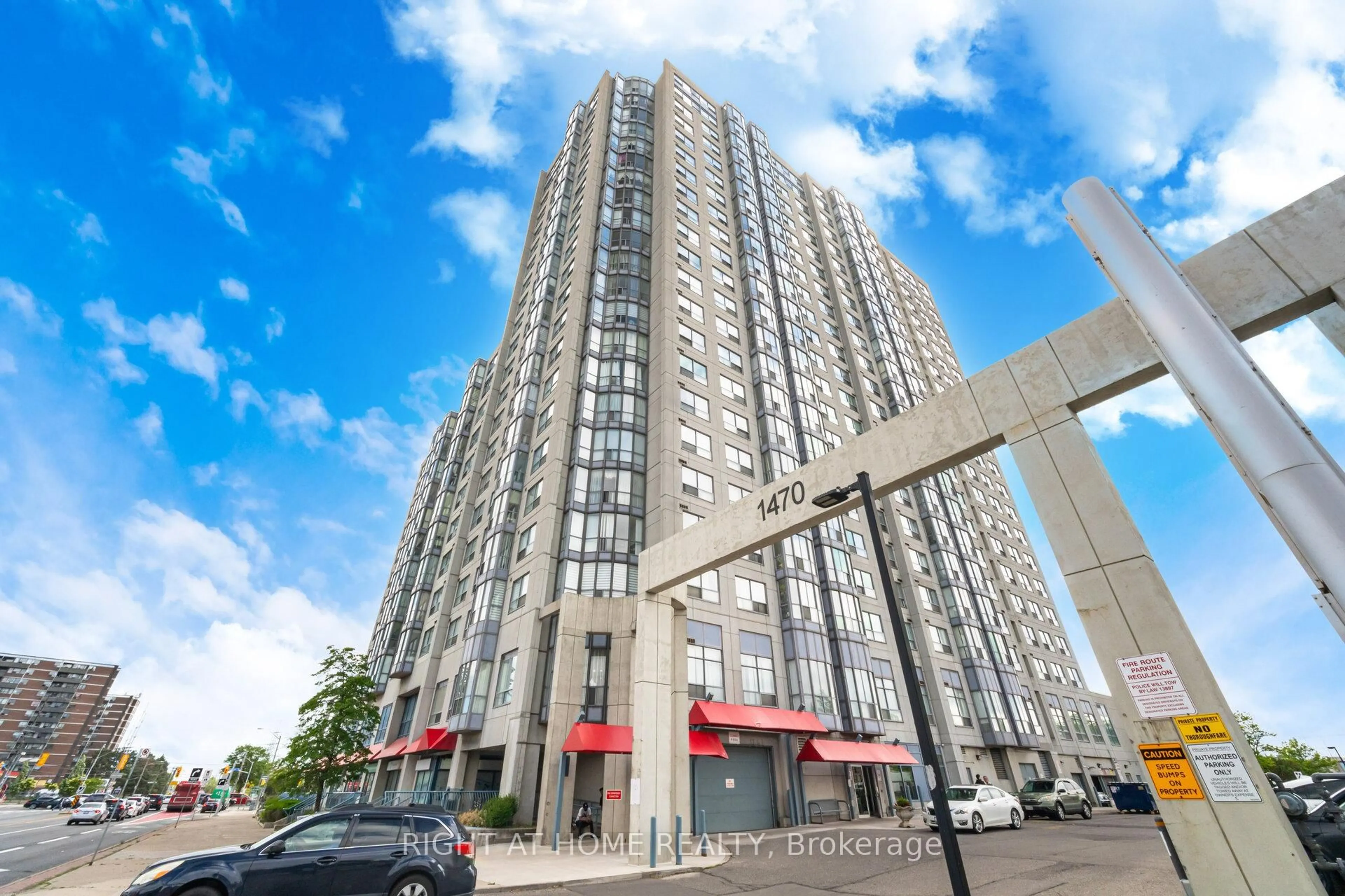 Indoor foyer for 1470 Midland Ave #807, Toronto Ontario M1P 4Z4