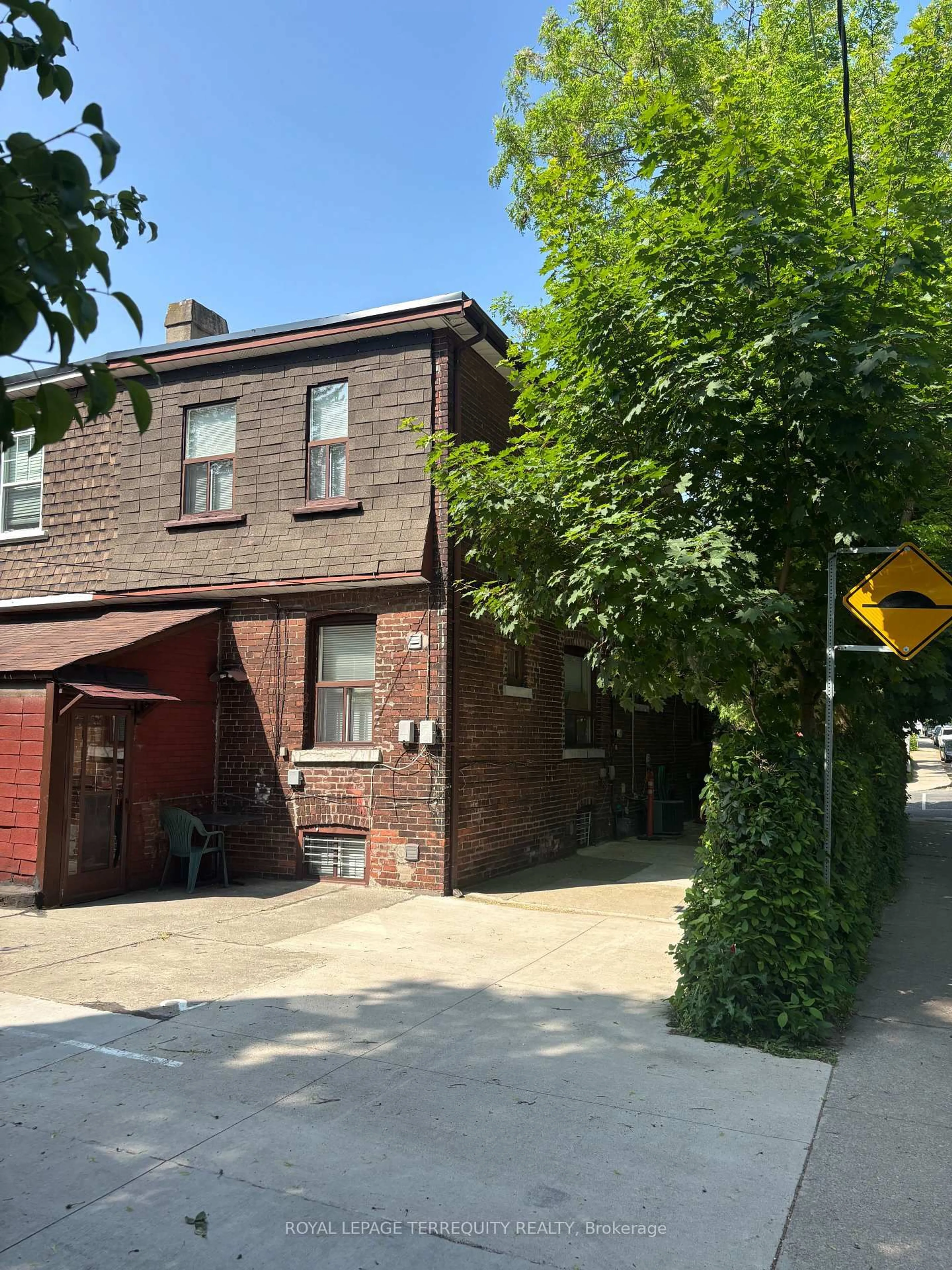 A pic from outside/outdoor area/front of a property/back of a property/a pic from drone, street for 85 Linsmore Cres, Toronto Ontario M4J 4K2