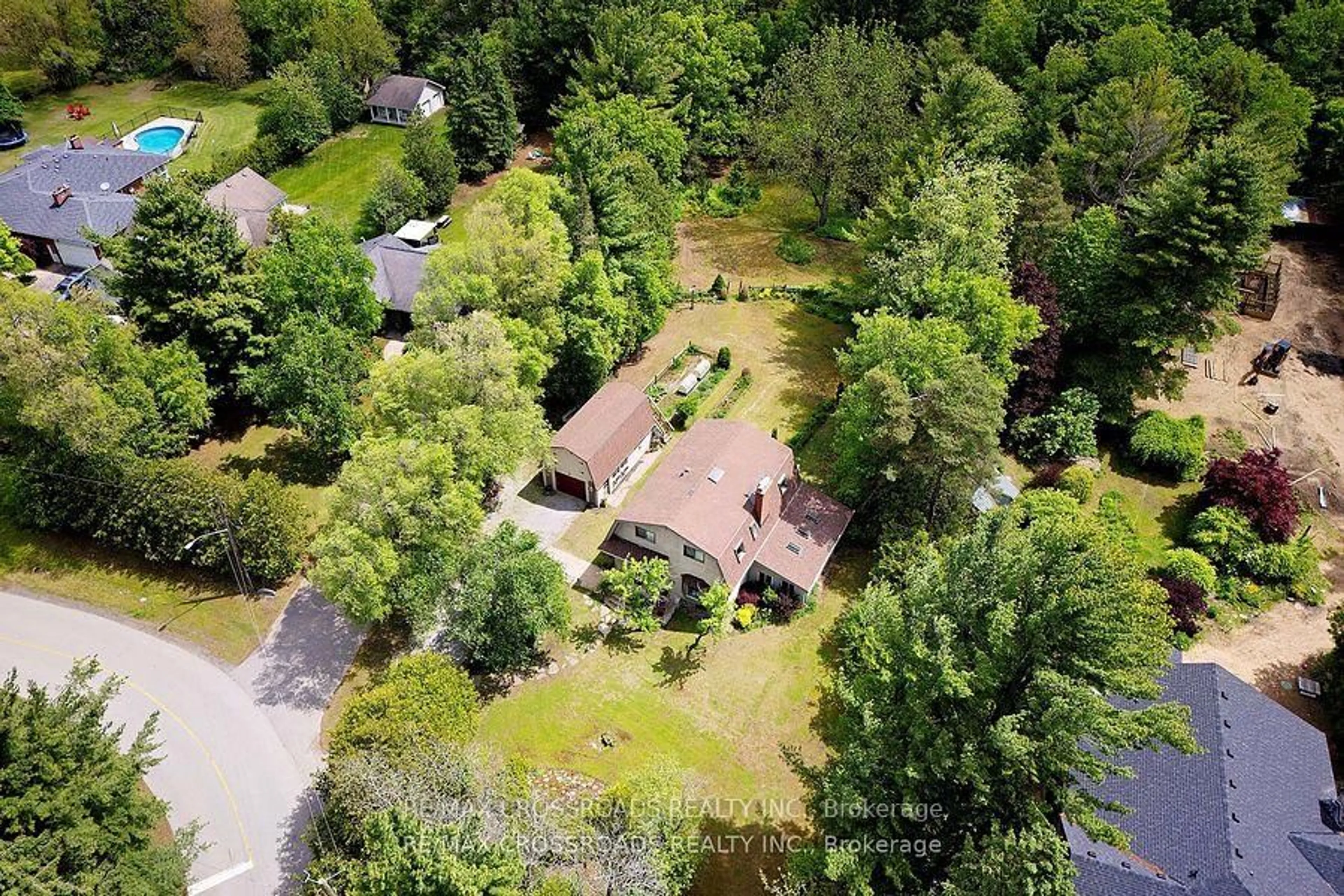 A pic from outside/outdoor area/front of a property/back of a property/a pic from drone, unknown for 5 Shepherd Rd, Whitby Ontario L1M 1G8