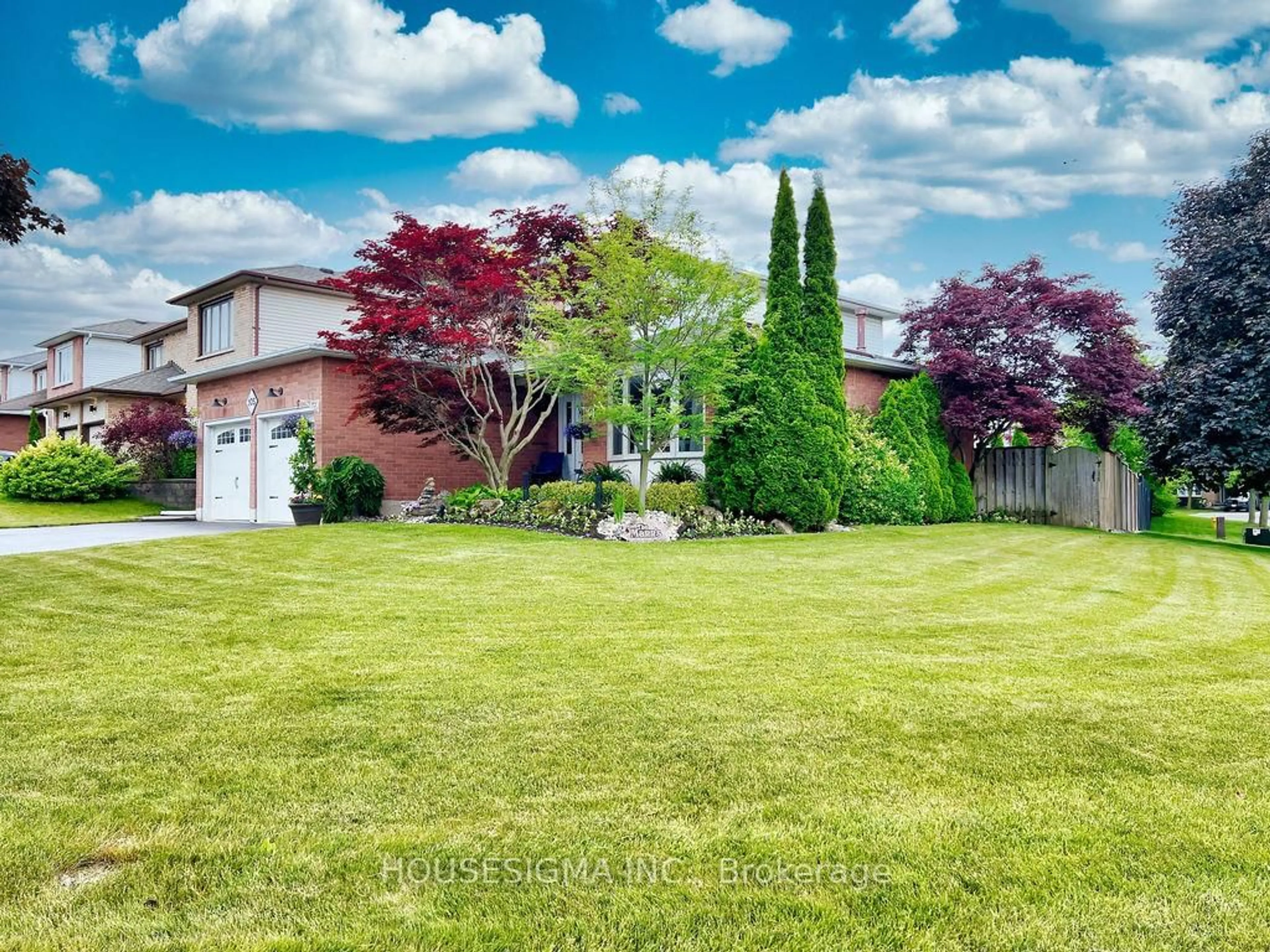 A pic from outside/outdoor area/front of a property/back of a property/a pic from drone, unknown for 105 Devondale St, Clarington Ontario L1E 1Z9