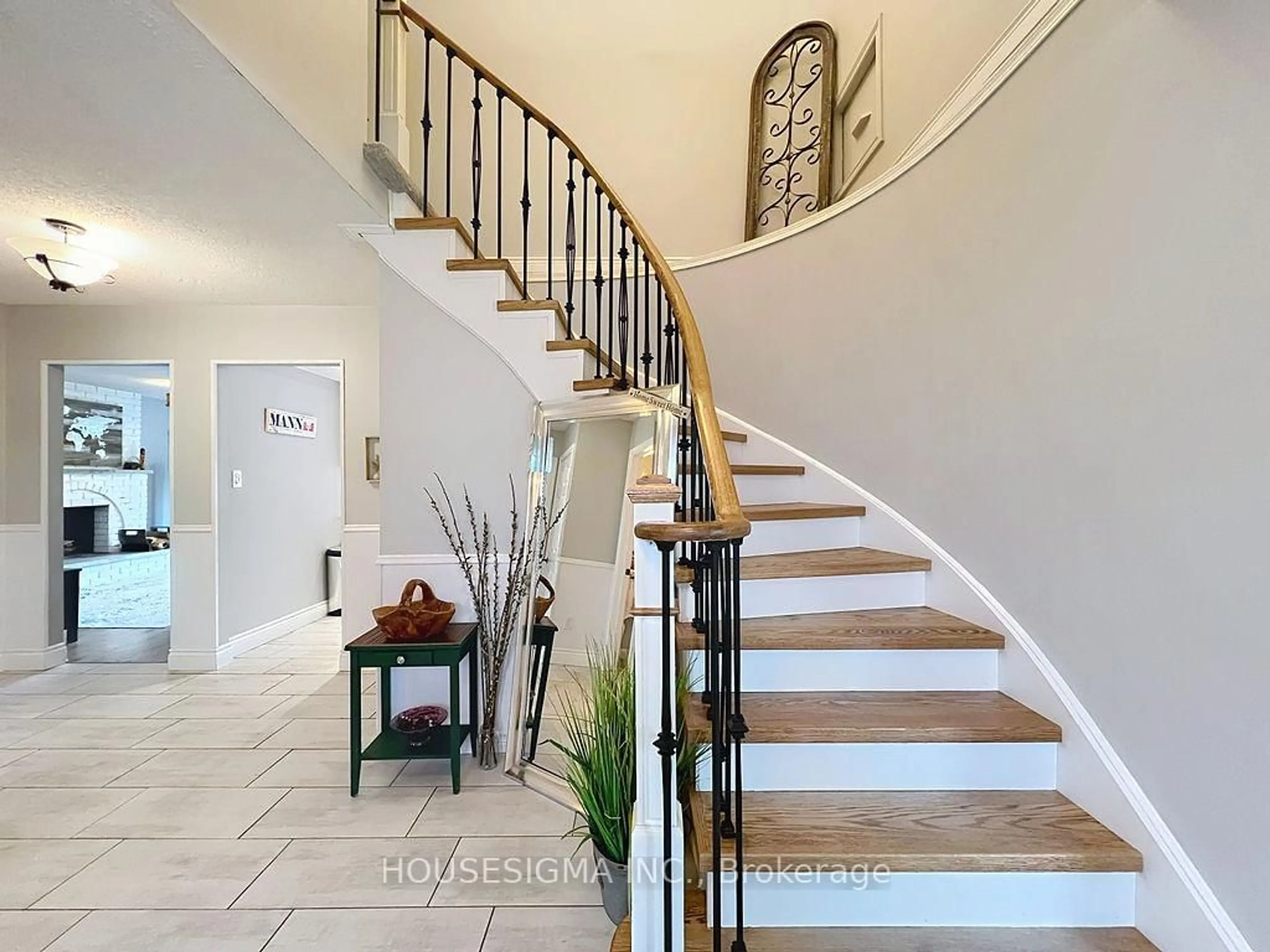Indoor entryway for 105 Devondale St, Clarington Ontario L1E 1Z9