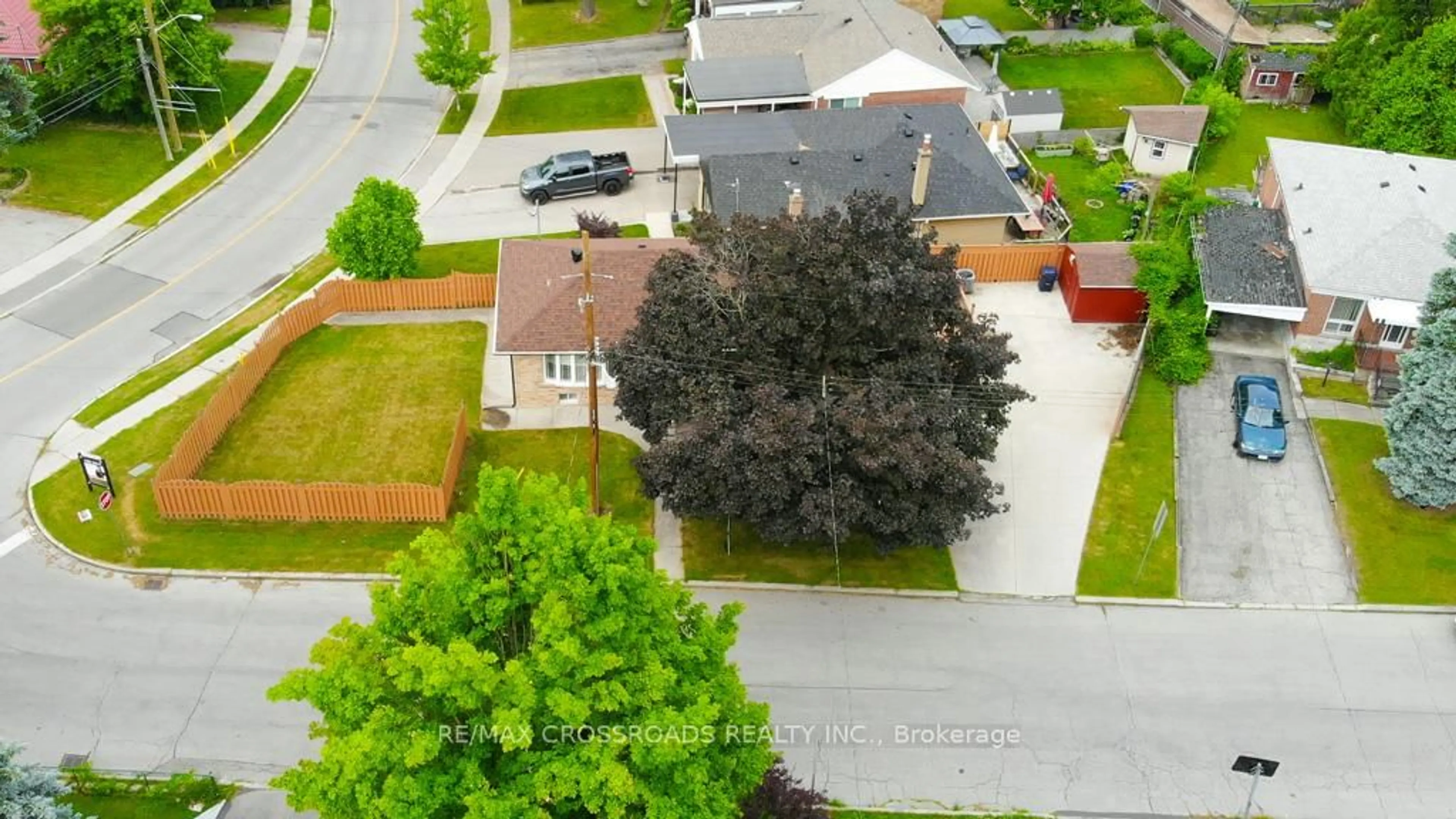 A pic from outside/outdoor area/front of a property/back of a property/a pic from drone, street for 2 Mackinac Cres, Toronto Ontario M1J 1P9