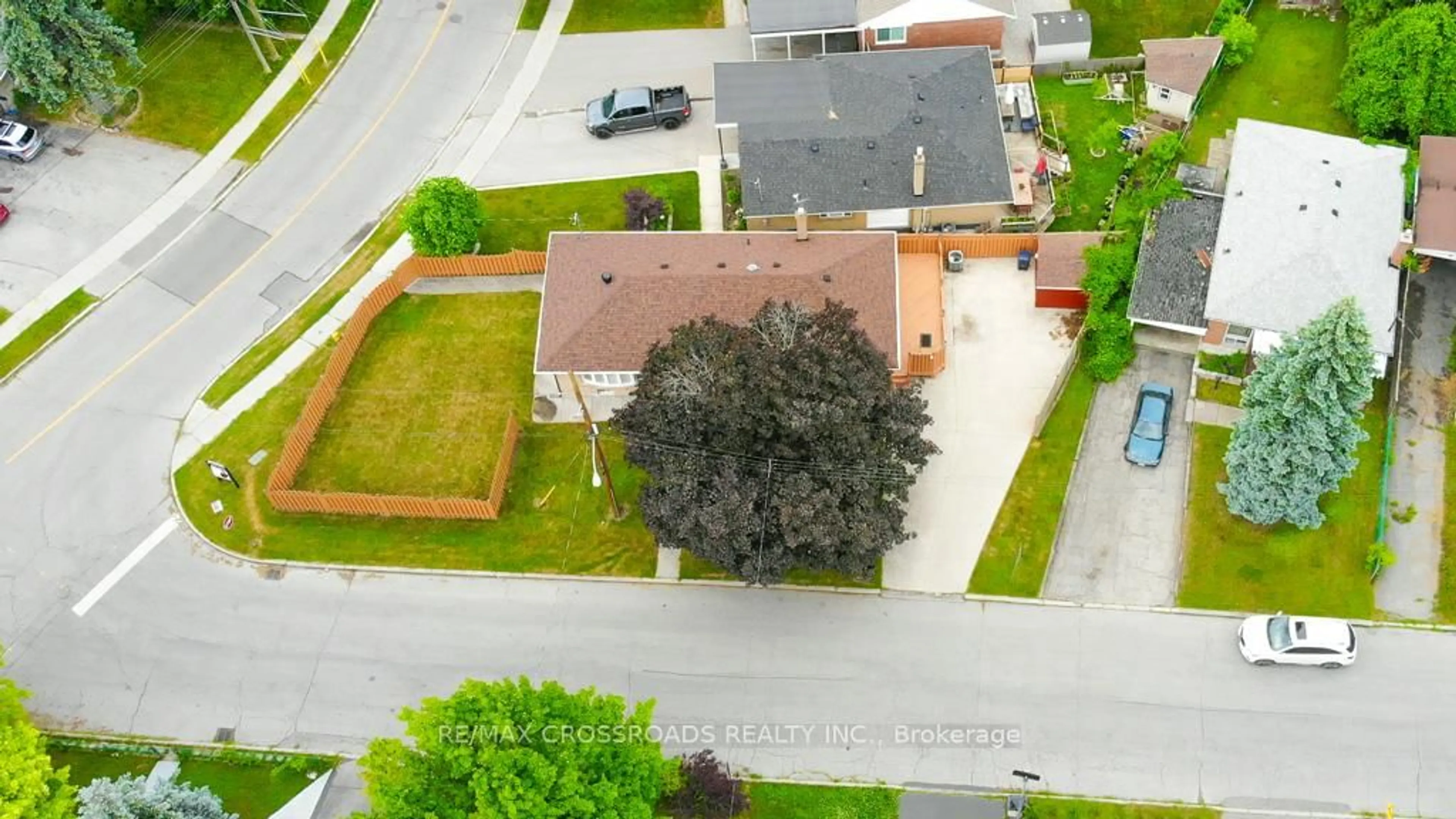 A pic from outside/outdoor area/front of a property/back of a property/a pic from drone, street for 2 Mackinac Cres, Toronto Ontario M1J 1P9