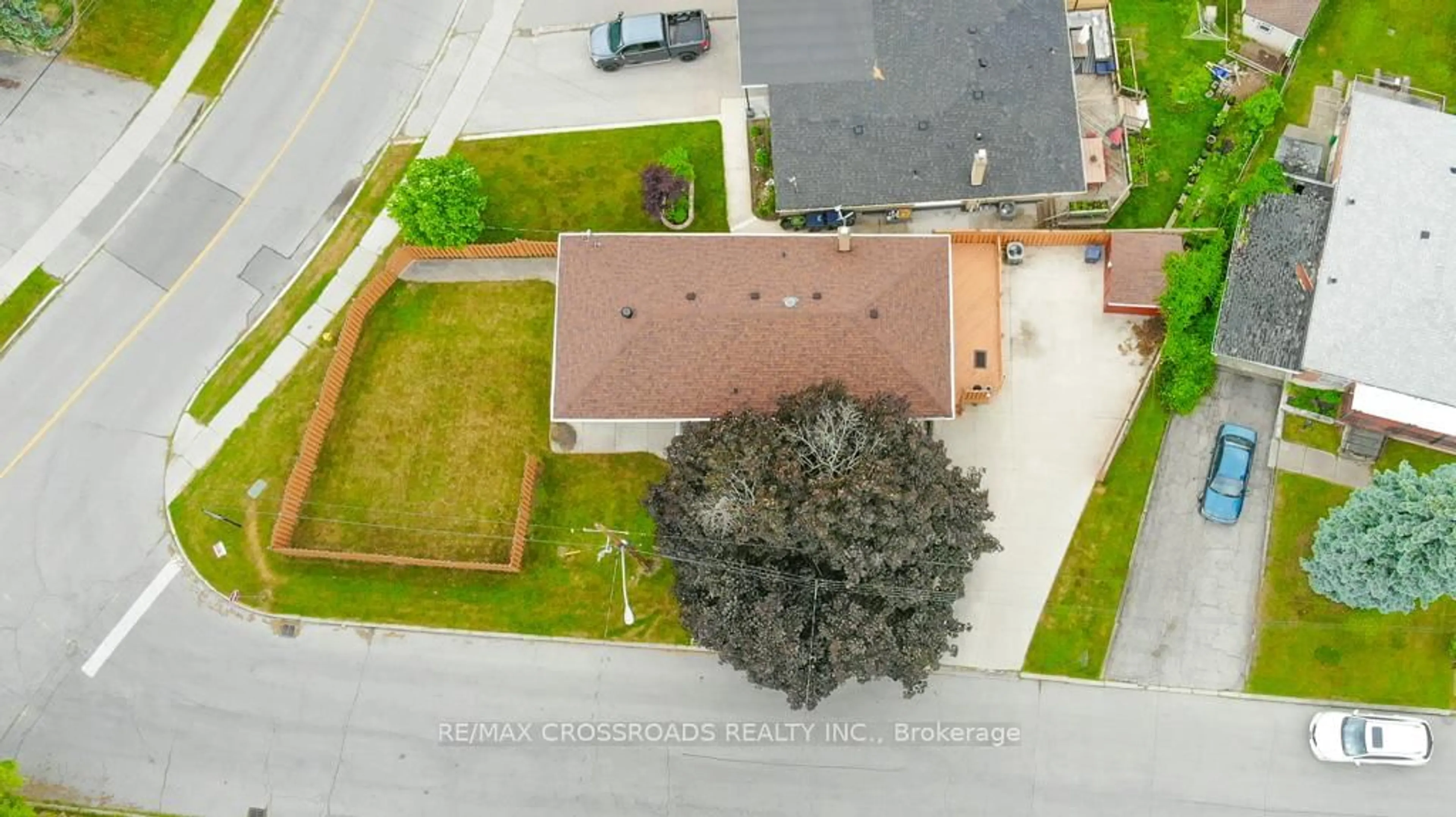 A pic from outside/outdoor area/front of a property/back of a property/a pic from drone, street for 2 Mackinac Cres, Toronto Ontario M1J 1P9