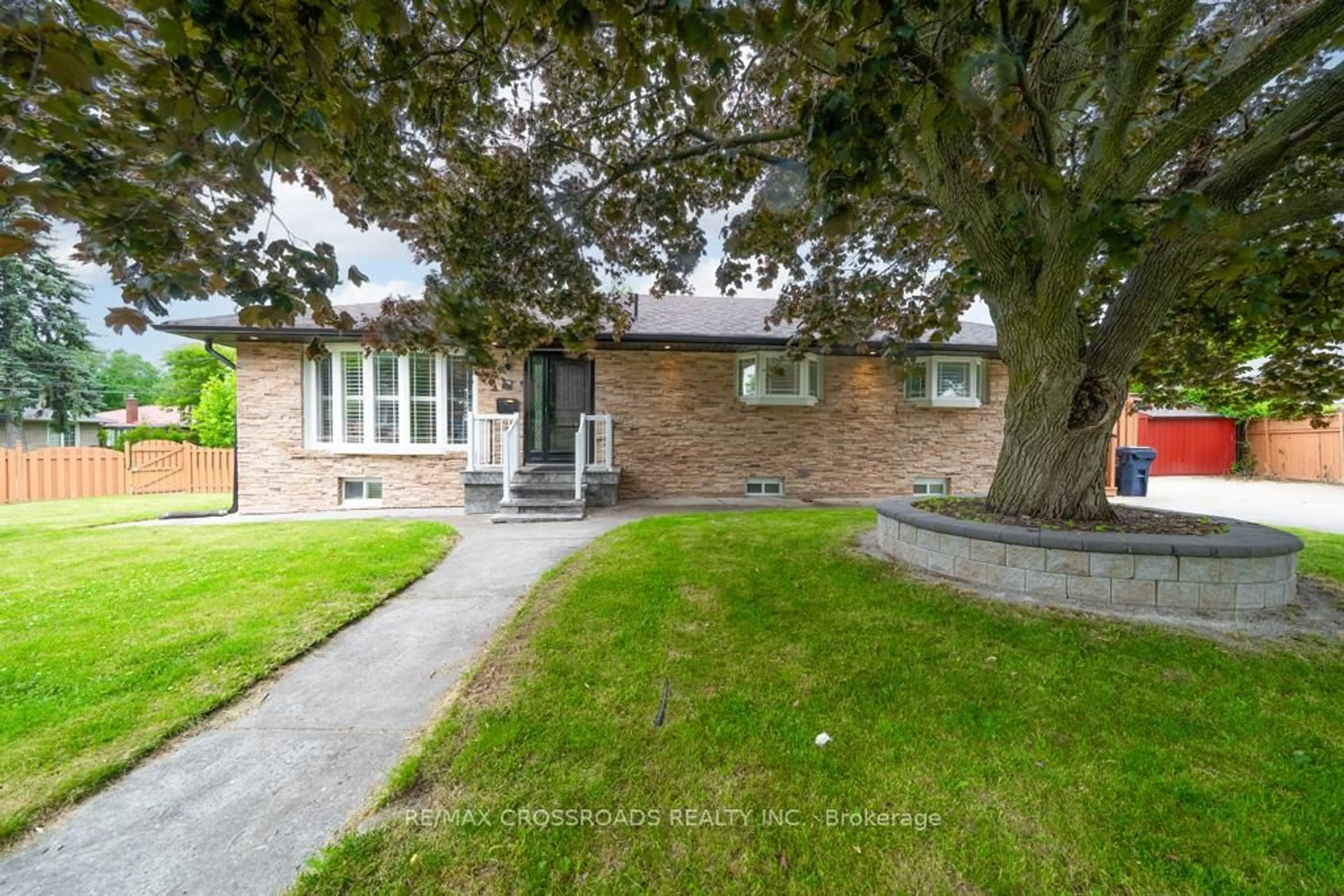 A pic from outside/outdoor area/front of a property/back of a property/a pic from drone, street for 2 Mackinac Cres, Toronto Ontario M1J 1P9