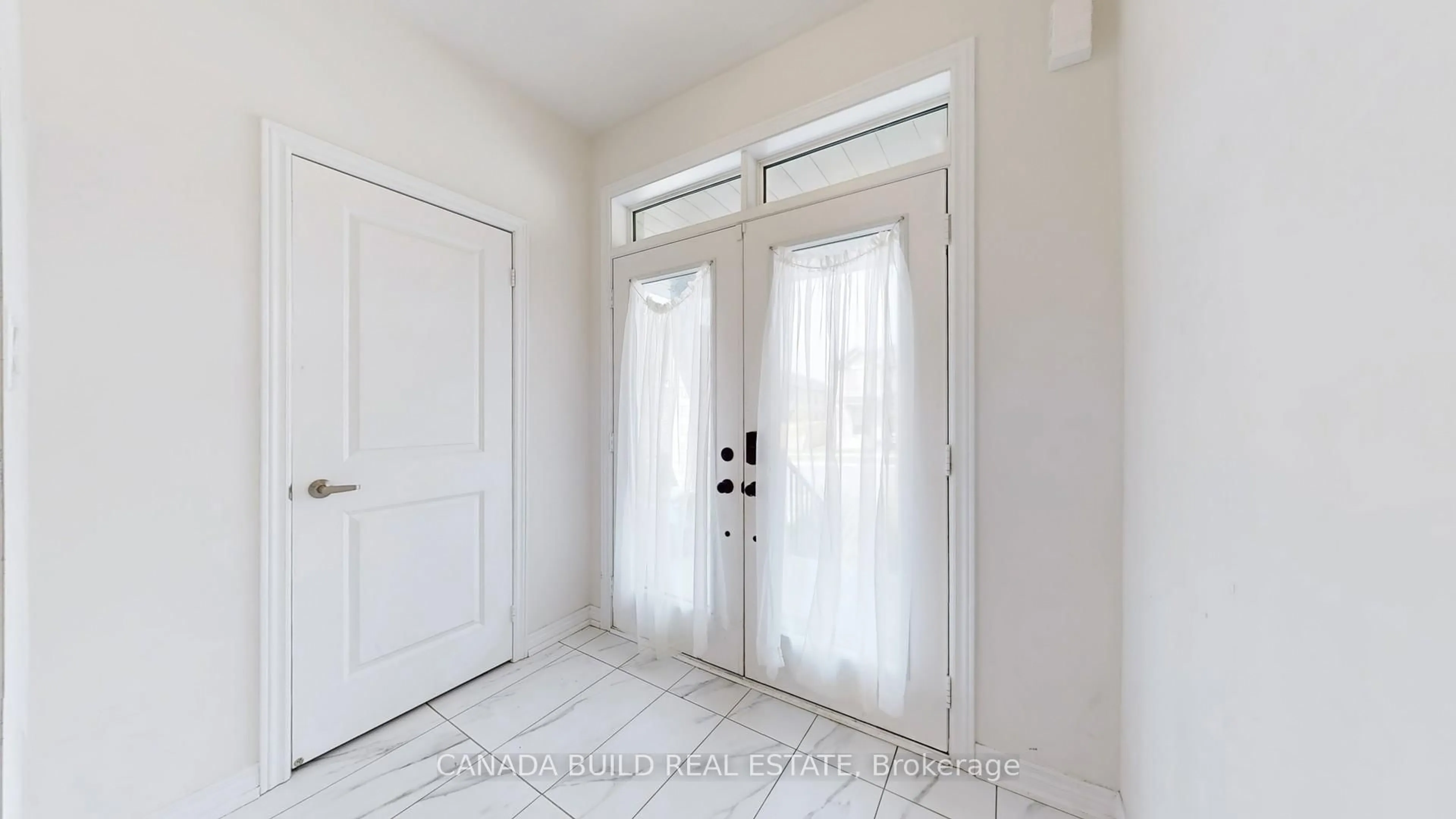 Indoor entryway for 2085 Coppermine St, Oshawa Ontario N4G 2T4