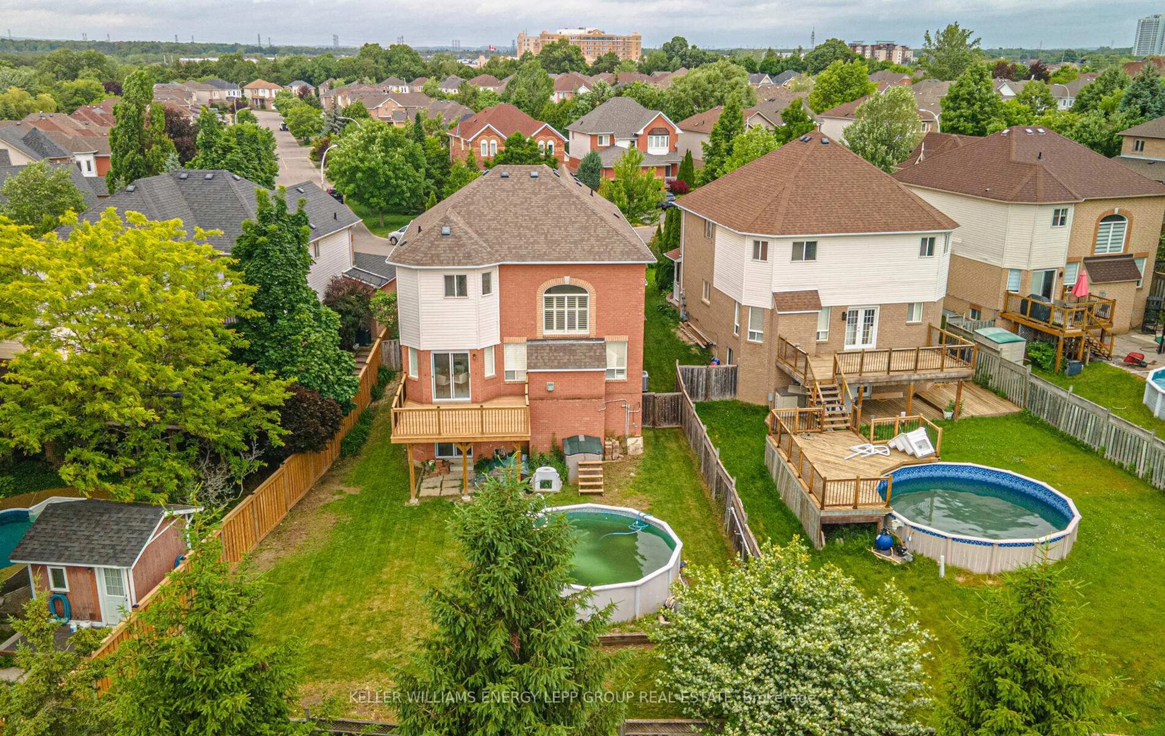 A pic from outside/outdoor area/front of a property/back of a property/a pic from drone, city buildings view from balcony for 24 Harness Ridge Dr, Whitby Ontario L1R 2P4