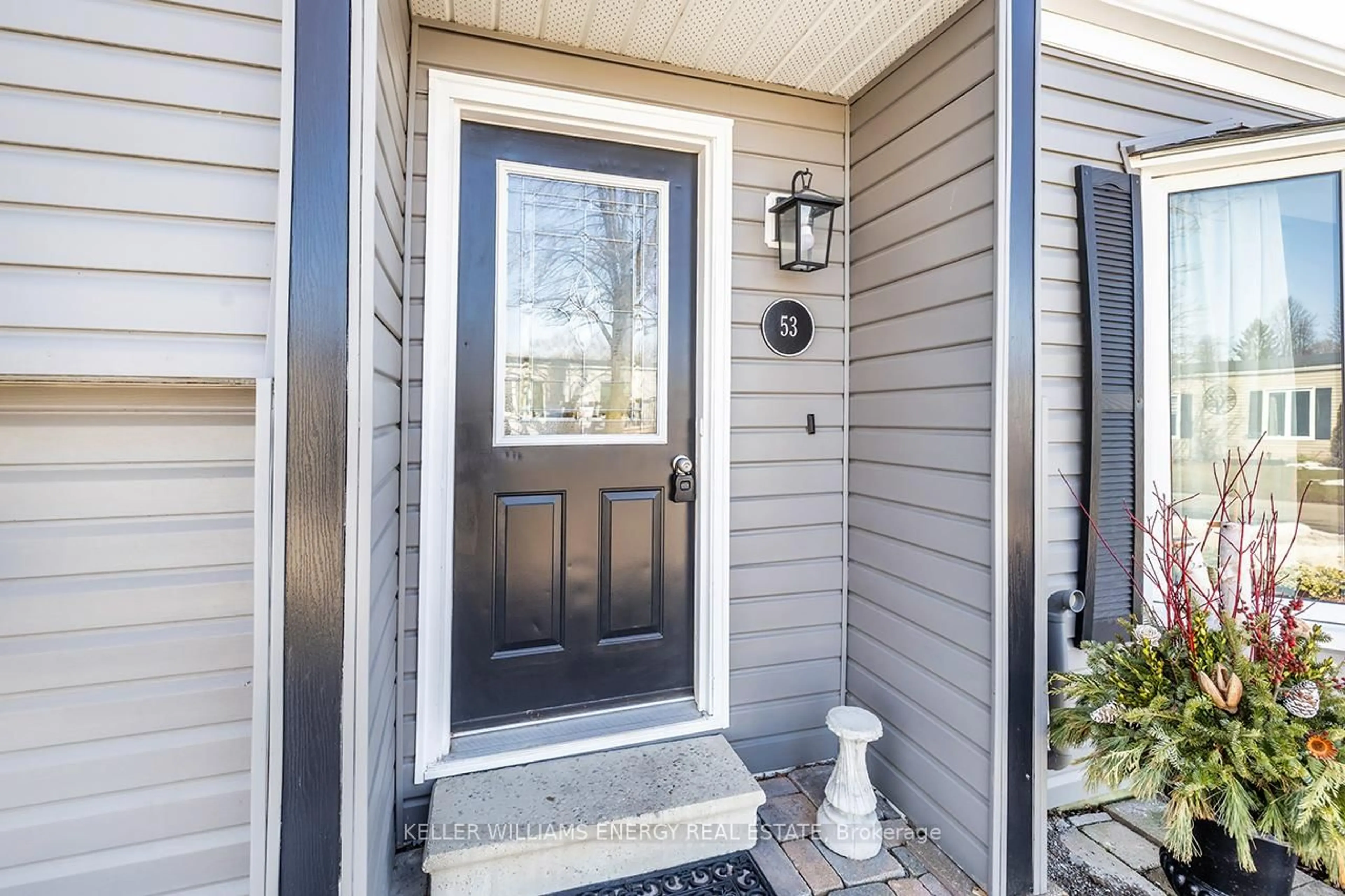 Indoor entryway for 53 The Cove Rd, Clarington Ontario L1B 1A9