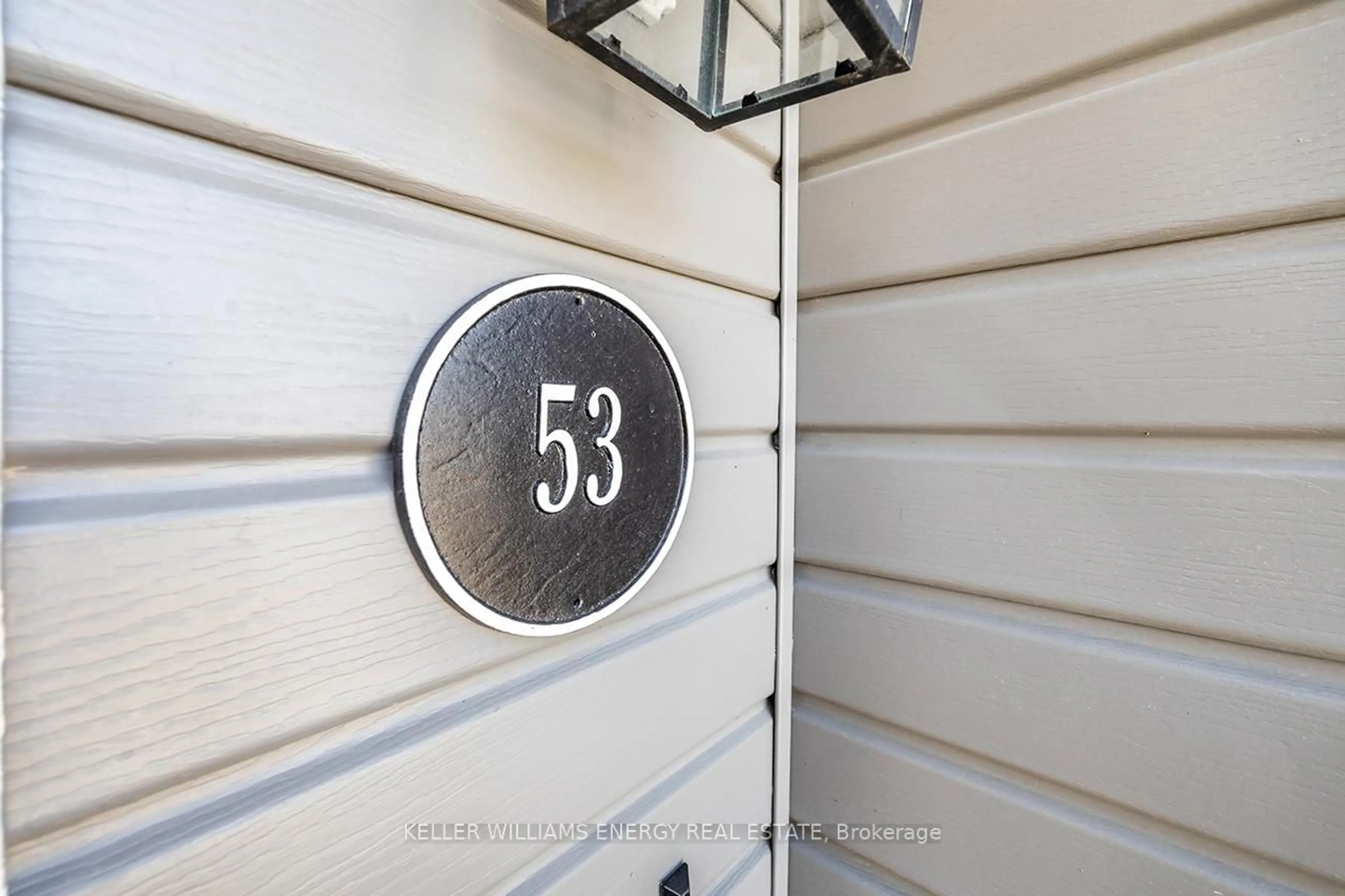 Indoor entryway for 53 The Cove Rd, Clarington Ontario L1B 1A9