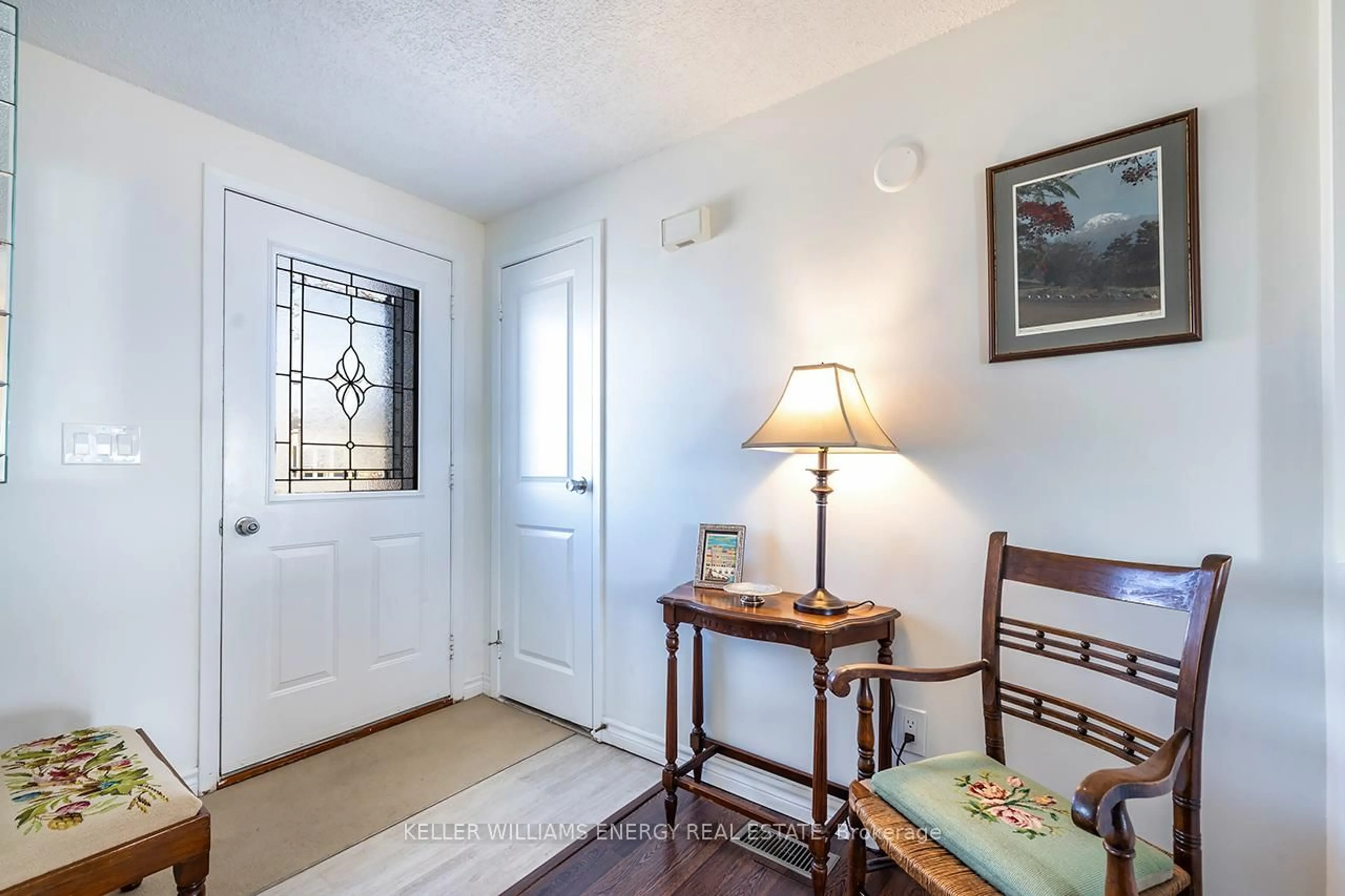Indoor entryway for 53 The Cove Rd, Clarington Ontario L1B 1A9