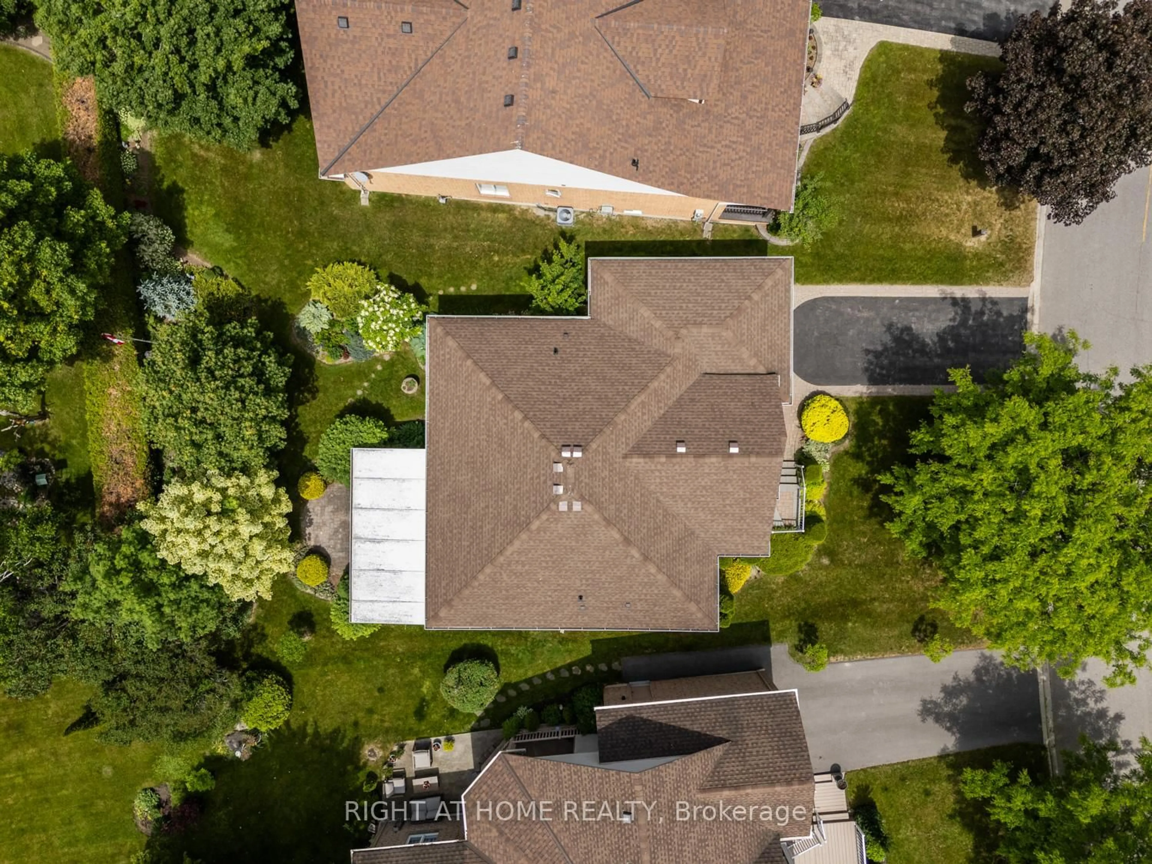 A pic from outside/outdoor area/front of a property/back of a property/a pic from drone, unknown for 72 South Garden Crt, Scugog Ontario L9L 1S1